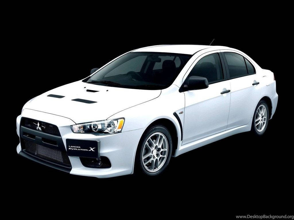 三菱 桌布 壁紙 — 一輛純白色的三菱Lancer Evolution X運動型轎車在純黑背景下展示其侵略性空氣動力學設計和性能特點。