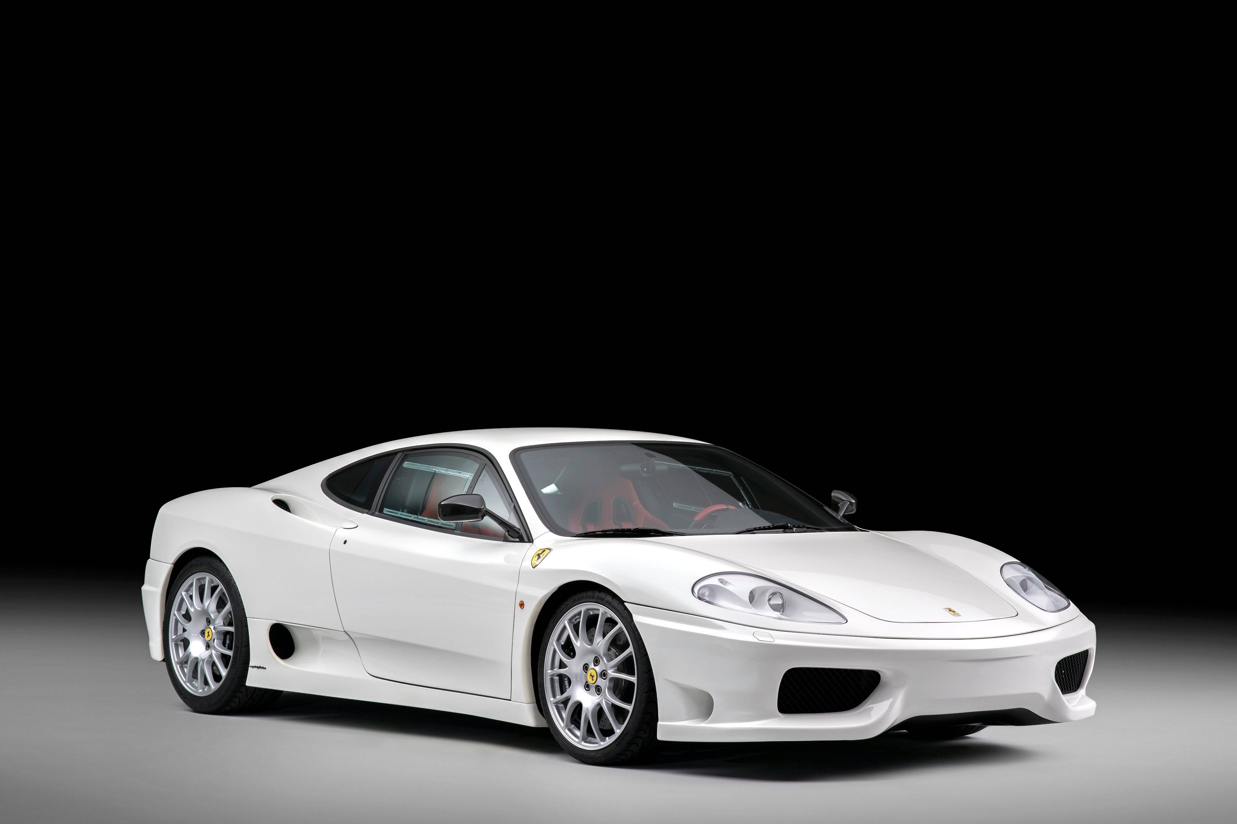 white ferrari 桌布 壁紙 — 一輛純白色的法拉利360跑車在攝影棚燈光下，於純黑背景中閃耀光芒。