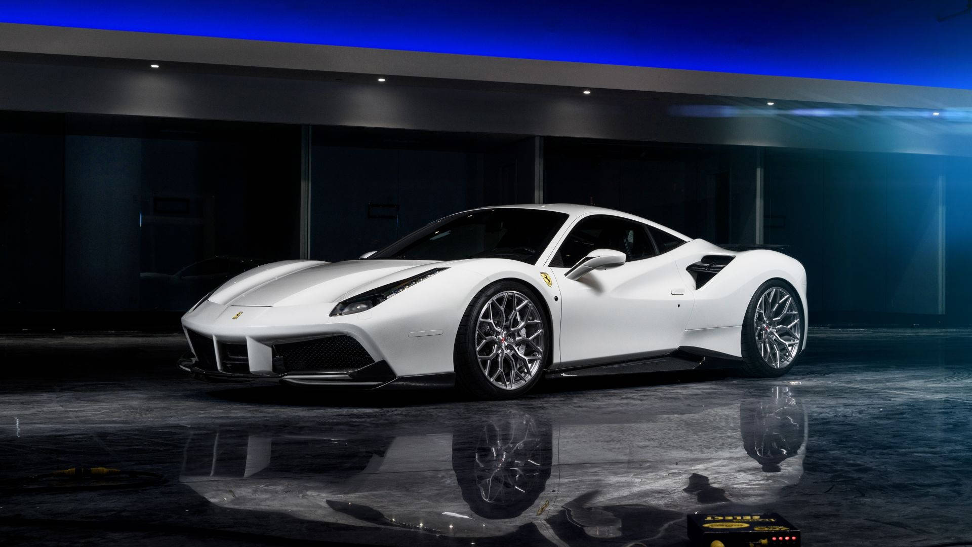 white ferrari 桌布 壁紙 — 一輛純白色的法拉利跑車在光滑的現代車庫中，在戲劇性的藍色燈光下閃閃發光，地板光亮如鏡。
