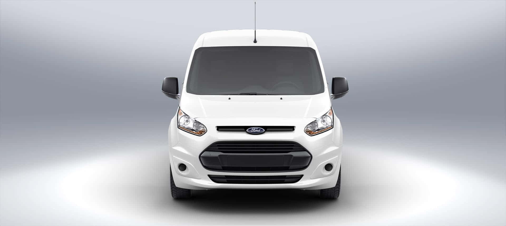 Ford Transit 桌布 壁紙 — 一輛純白色的福特 Transit Connect 廂型車正面朝向柔和的漸變工作室背景。