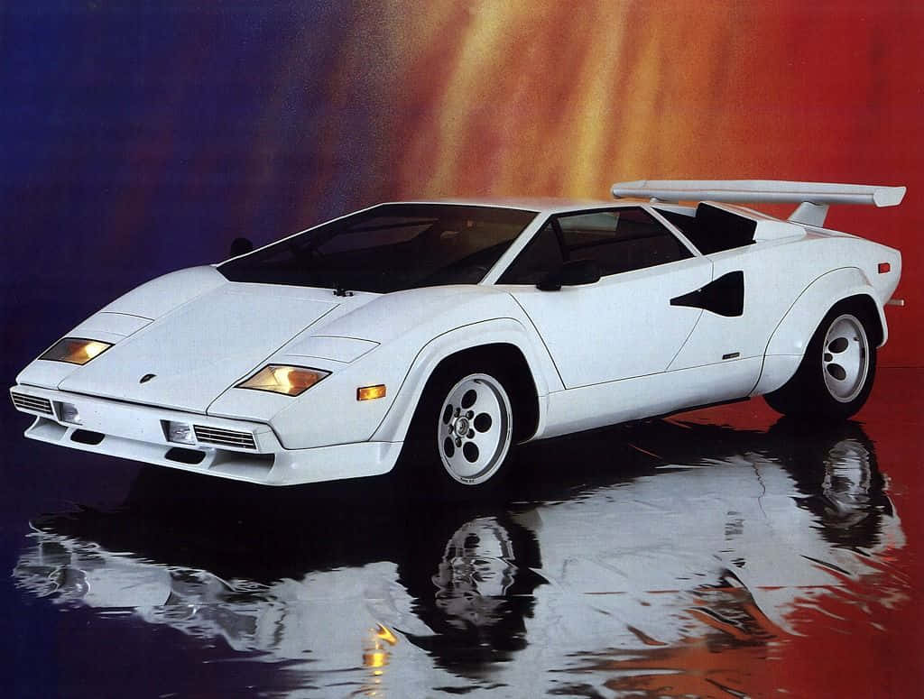 Lamborghini Countach 桌布 壁紙 — 一輛純白色的藍寶堅尼Countach跑車在反射性的濕滑表面上閃耀，背景是熾熱的漸變色。