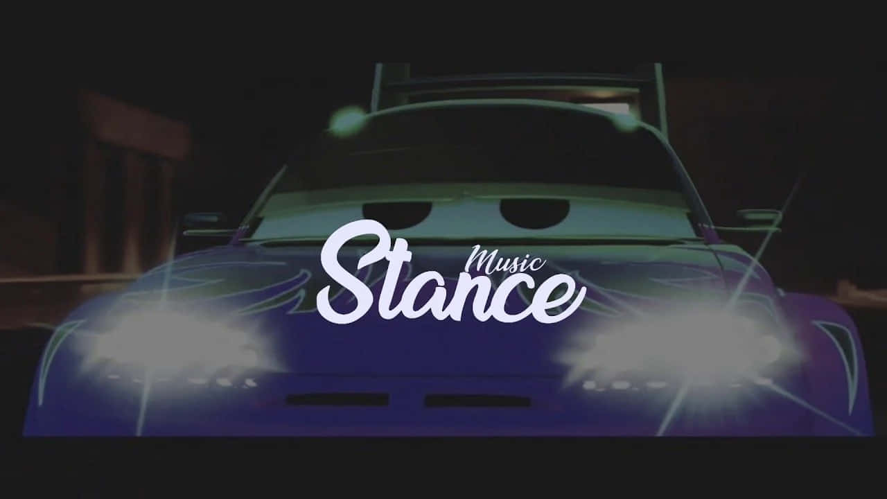 Phonk 桌布 壁紙 — 一輛紫色動畫車，帶有發光車頭燈，在漆黑的夜空下向前凝視，並覆蓋著「Music Stance」文字。
