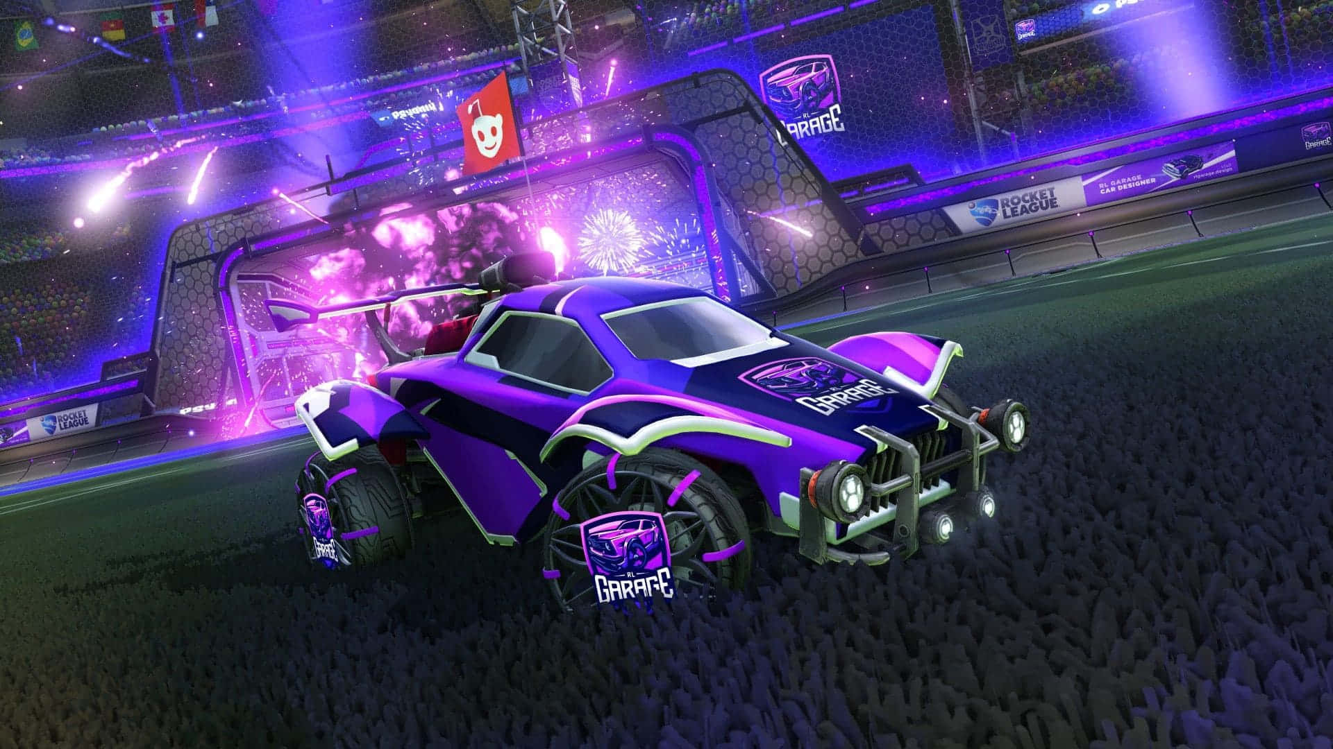 火箭聯盟 桌布 壁紙 — 一輛紫色和黑色的Rocket League賽車，帶有發光裝飾，停在紋理場地上，上方是充滿活力的紫色體育場燈光。