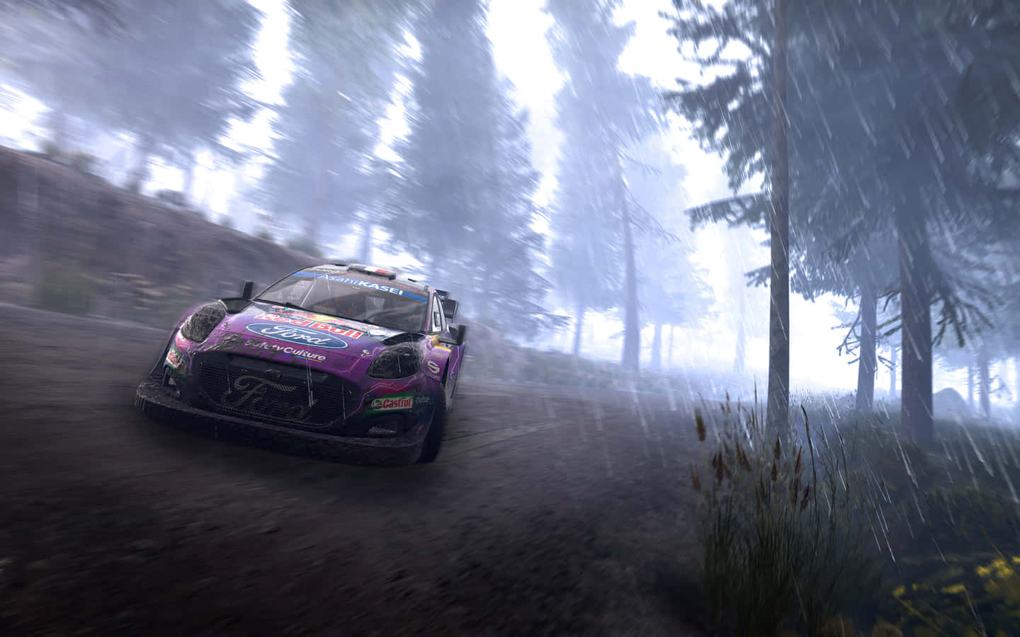 1440p Dirt Showdown 桌布 壁紙 — 一輛紫色拉力賽車在雨濕的森林賽道上疾馳，帶有動態模糊和霧氣繚繞的樹木。