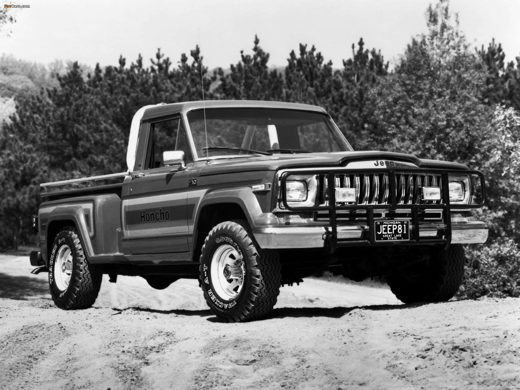 Jeep Gladiator 桌布 壁紙 — 一輛經典Jeep Honcho皮卡車停在泥路上，背景有樹木的黑白照片。