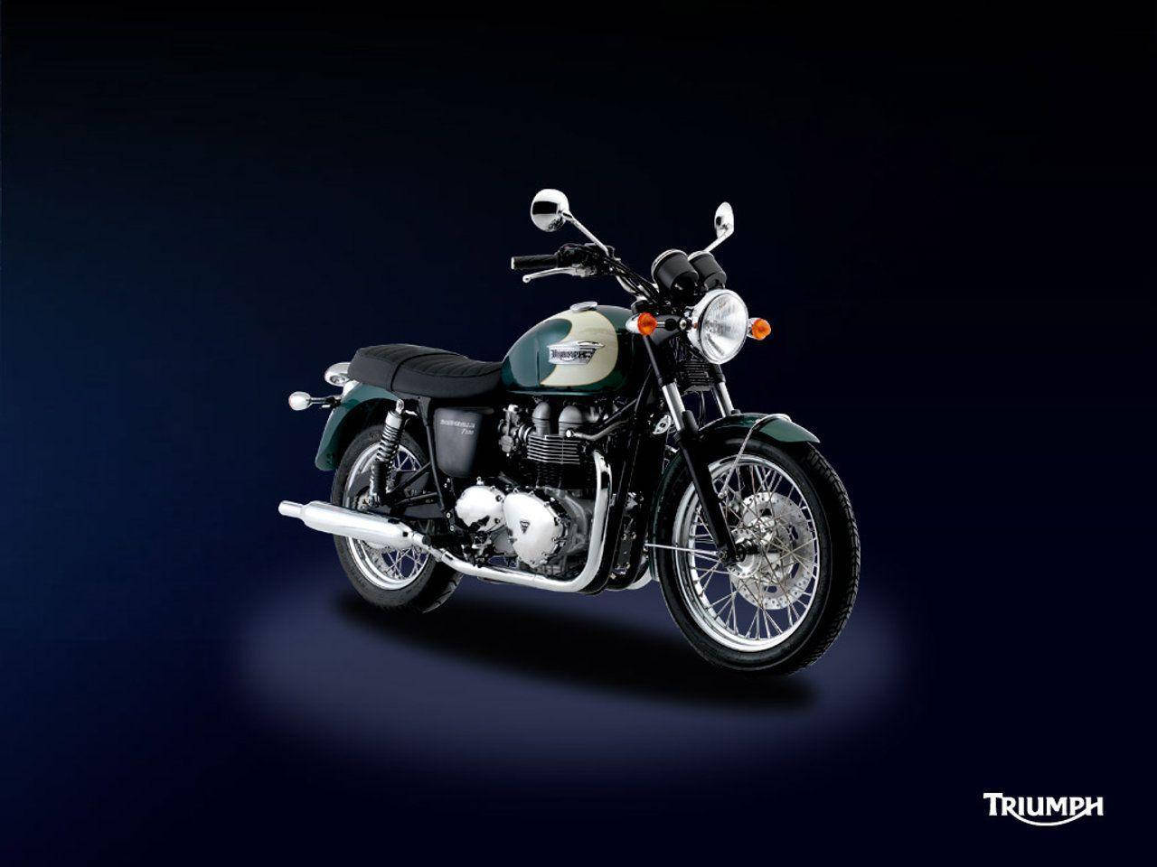 Triumph 桌布 壁紙 — 一輛經典Triumph摩托車在深藍色漸變背景的攝影棚燈光下閃閃發光。