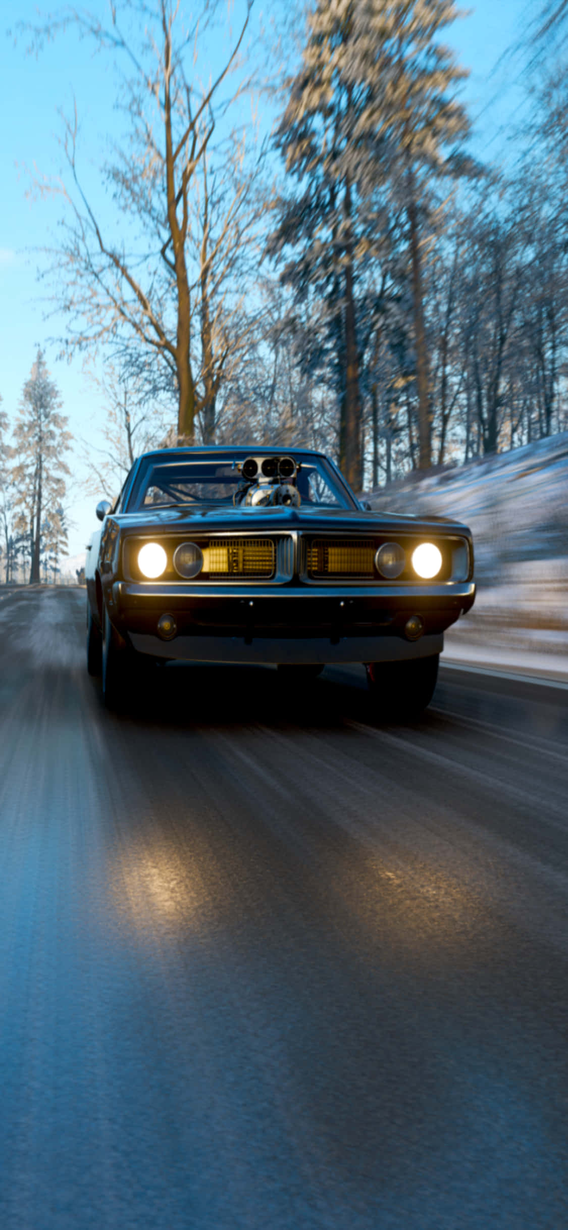 iPhone Xs Forza Horizon 4 桌布 壁紙 — 一輛經典肌肉車在積雪的森林道路上疾馳，車頭燈劃破冬日的黃昏。