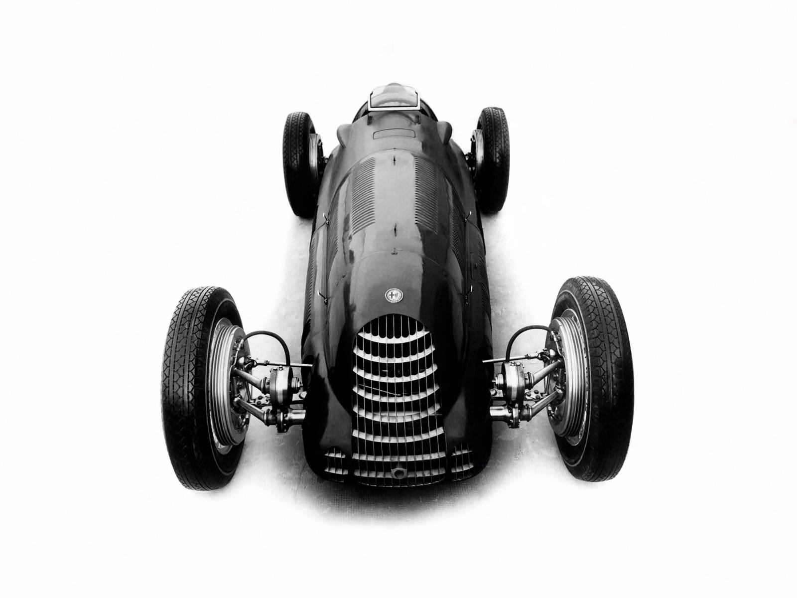 alfa romeo iPhone 桌布 壁紙 — 一輛經典賽車從上方觀看，背景為純白色，展示其經典格柵和裸露的車輪。