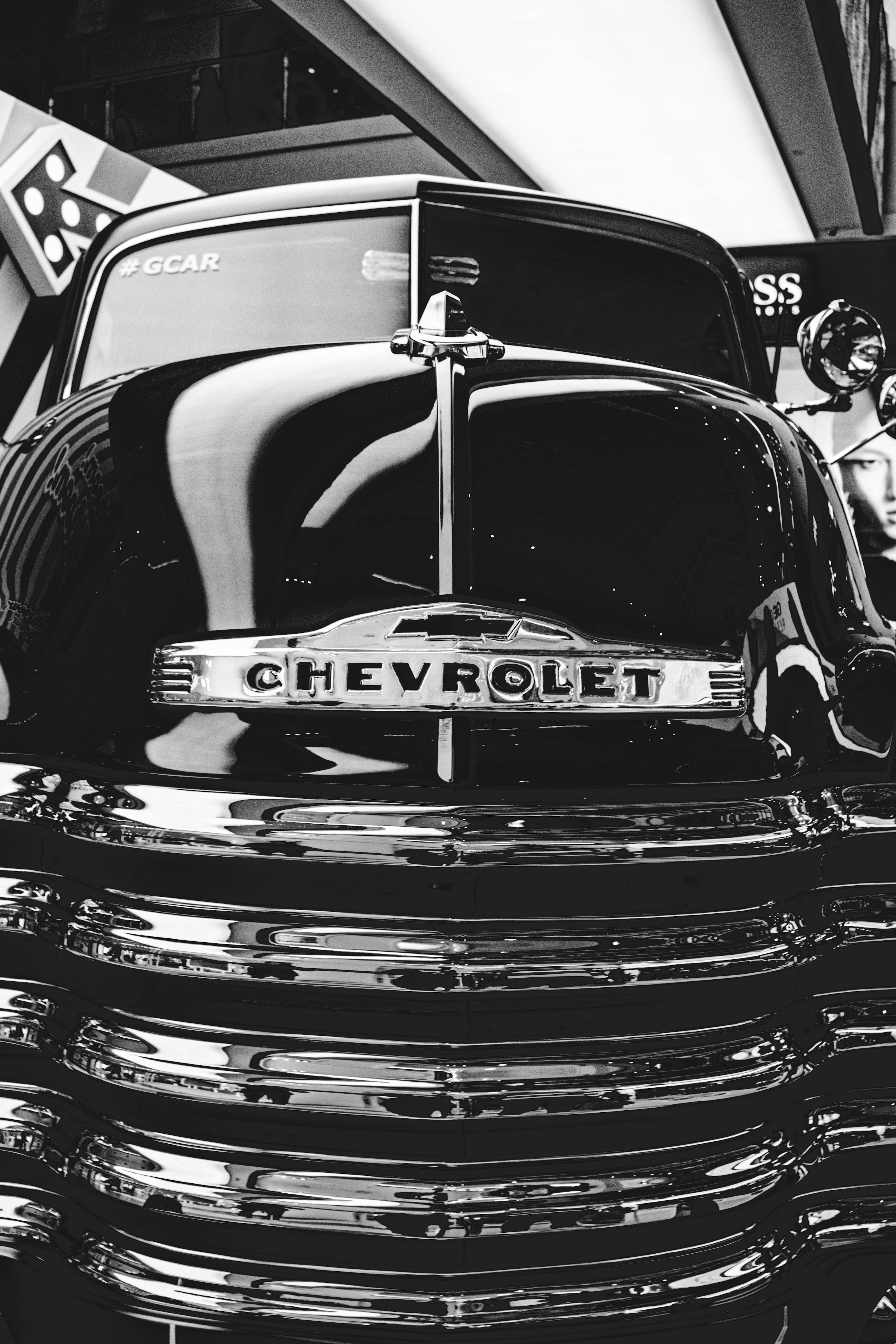 Chevrolet Logo 桌布 壁紙 — 一輛經典雪佛蘭卡車閃亮鍍鉻格柵和引擎蓋飾物的醒目黑白特寫。