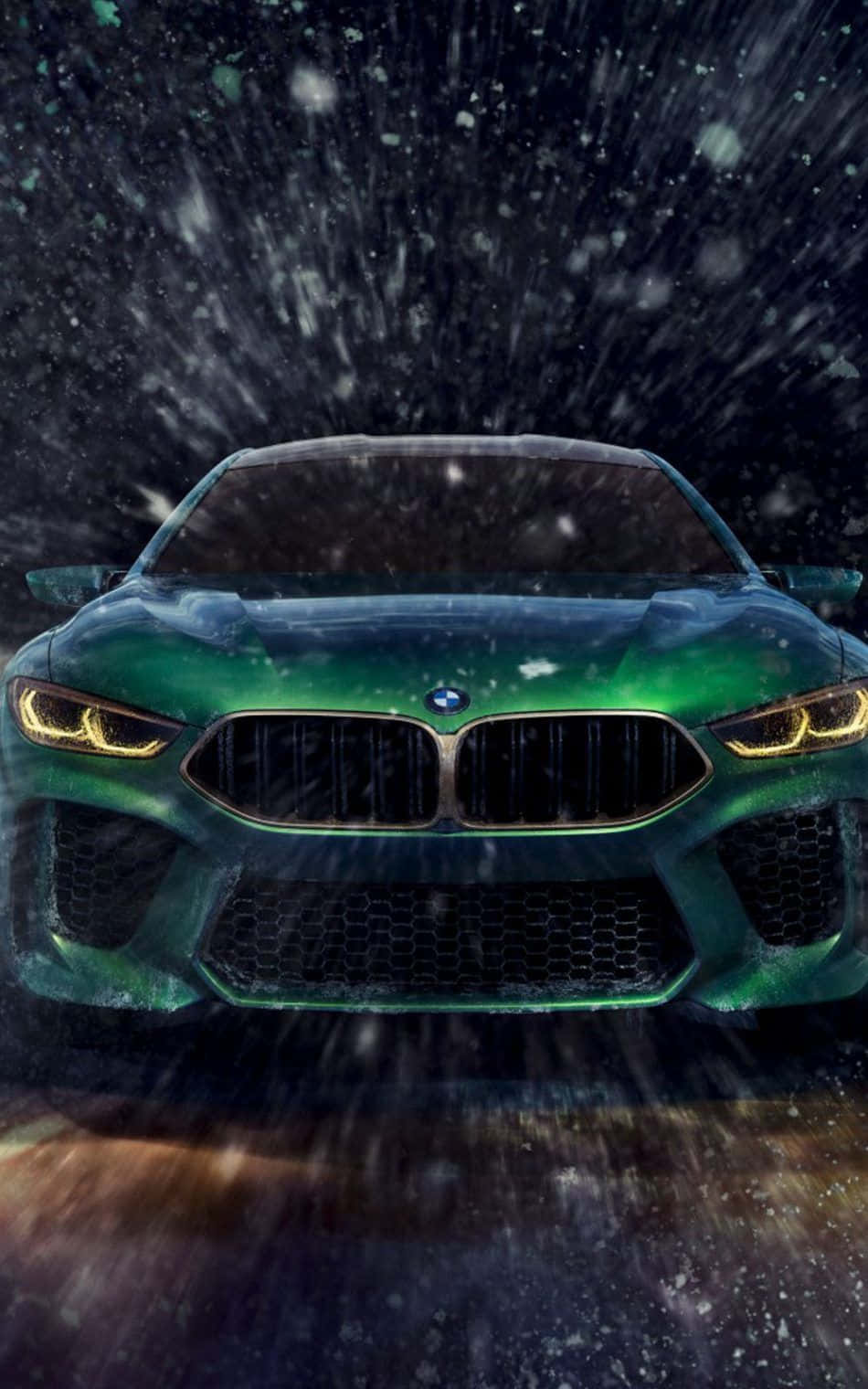 BMW 動圖 桌布 壁紙 — 一輛綠色BMW M8在雪夜中疾馳，明亮的車頭燈劃破飄落的雪花。