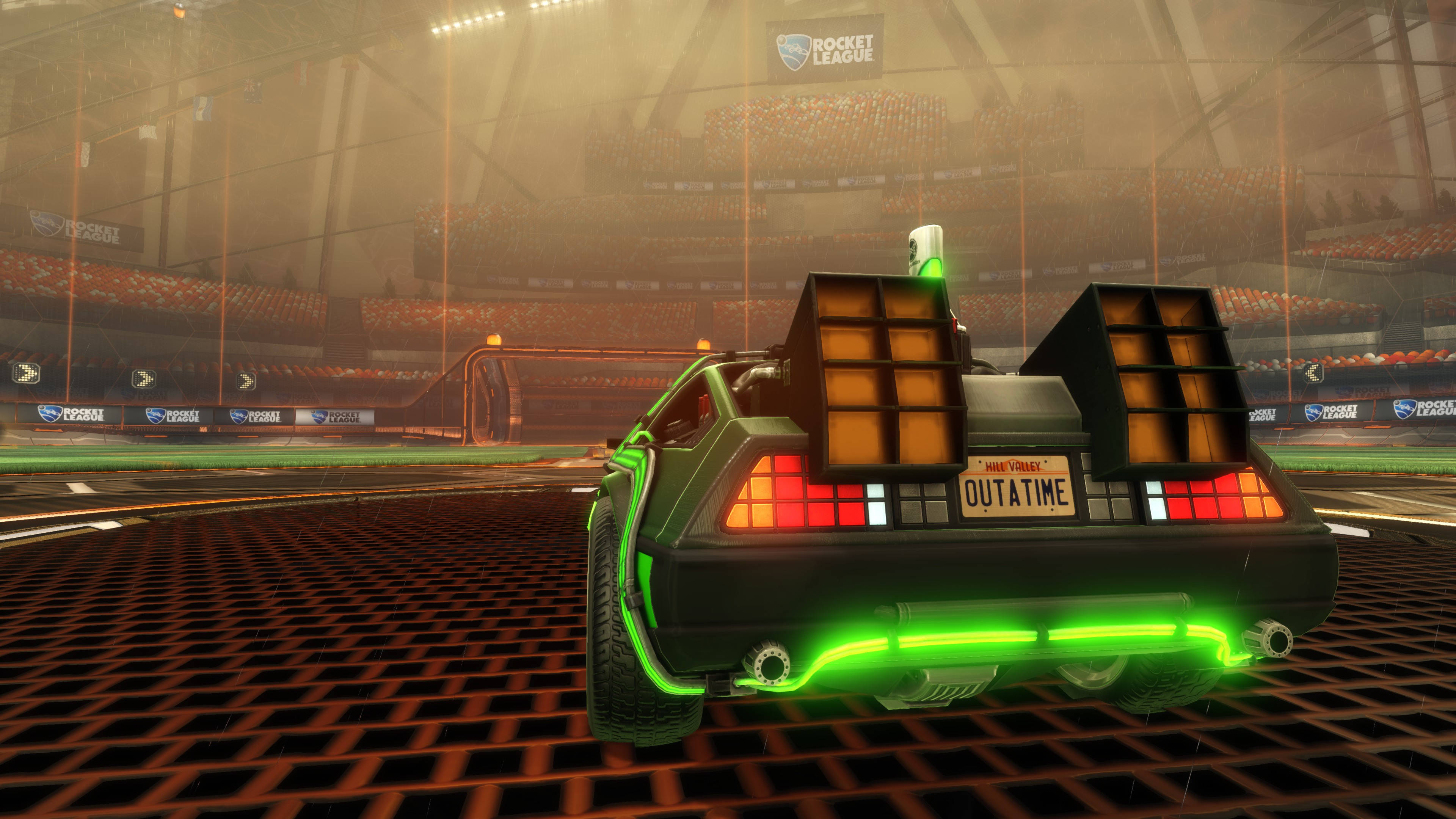 4K Rocket League 桌布 壁紙 — 一輛綠色DeLorean帶有發光霓虹排氣管和火箭助推器，停放在霧氣瀰漫的Rocket League競技場的網格地板上。