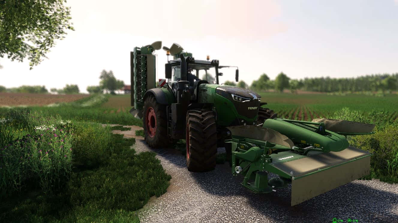 Indie Gaming 桌布 壁紙 — 一輛綠色Fendt拖拉機，帶有紅色車輪和農業附件，停泊在晴朗天空下草地旁的碎石路上。