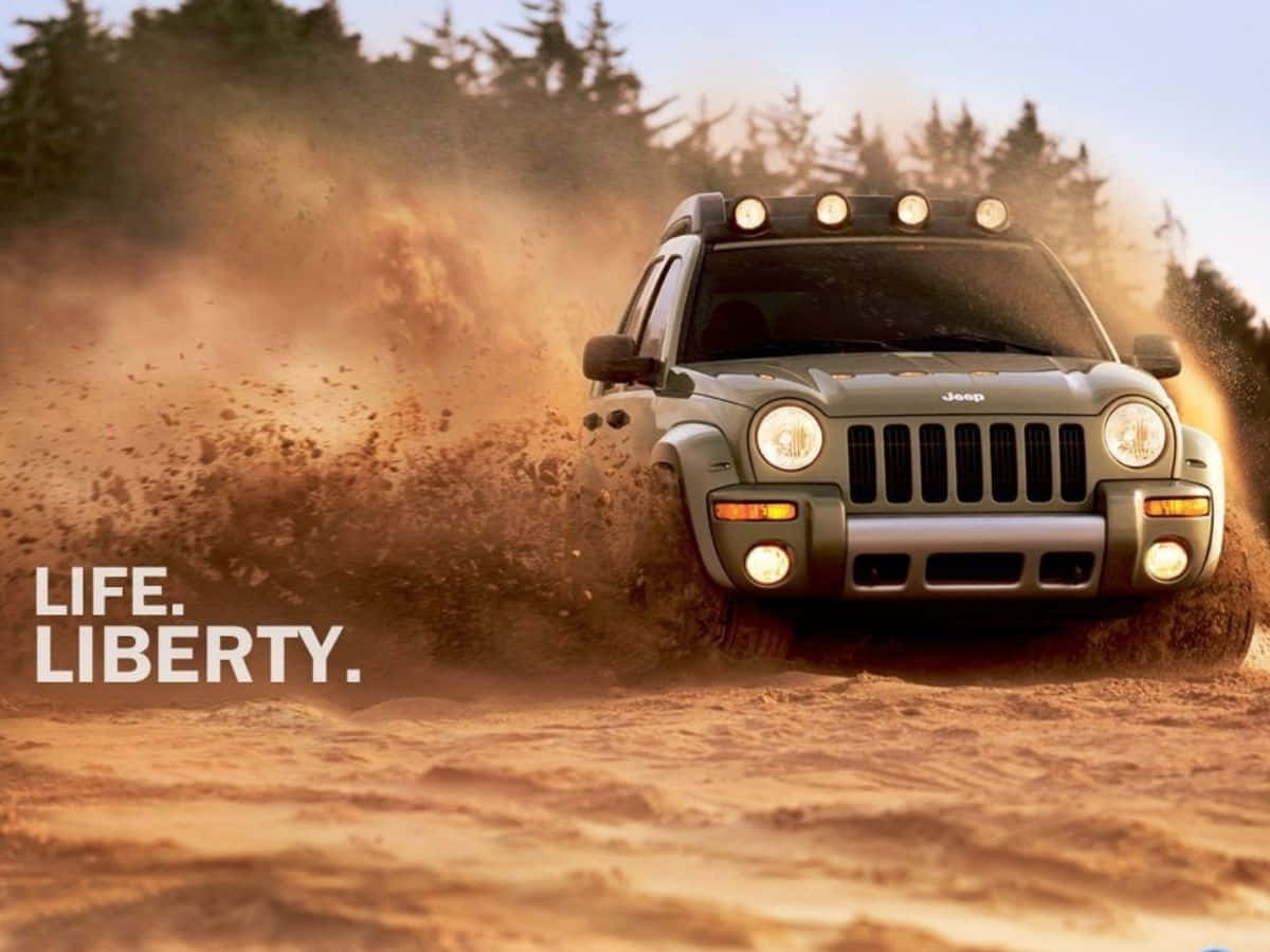 Jeep Liberty 桌布 壁紙 — 一輛綠色Jeep Wrangler在明亮的天空下，在塵土飛揚的越野路上疾馳，揚起沙土。