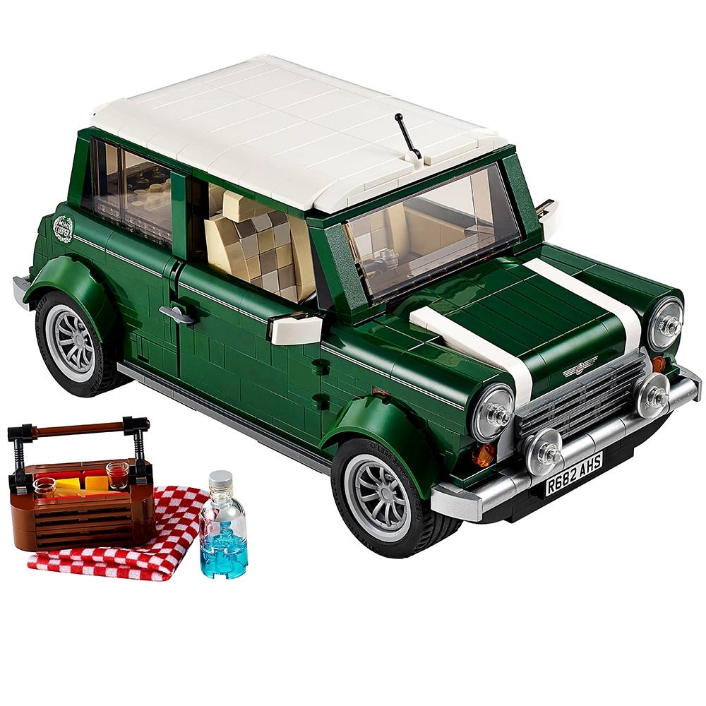 picnic 桌布 壁紙 — 一輛綠色和白色的LEGO Mini Cooper，帶有格子內飾，放在紅色格子布上，旁邊有一個野餐籃和一個藍色瓶子。
