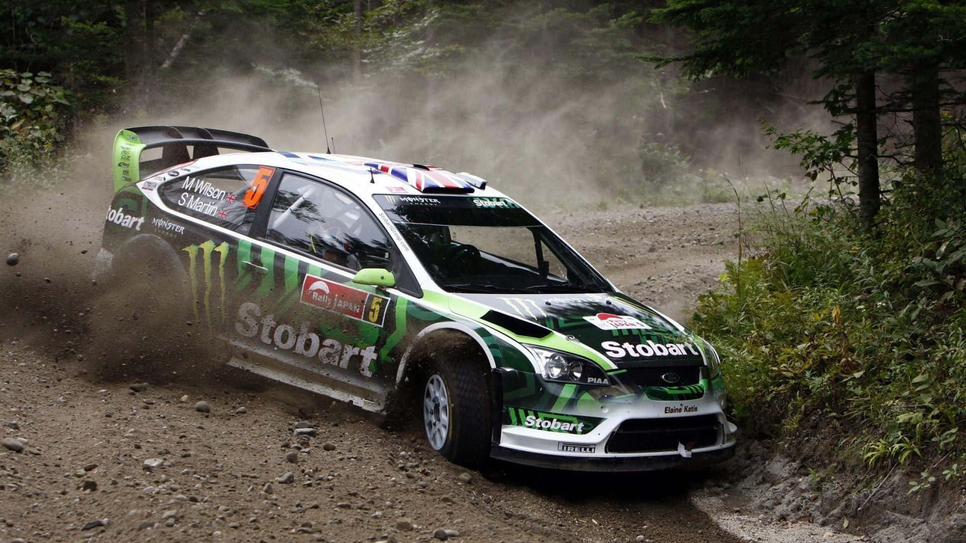 1080p Dirt 3 桌布 壁紙 — 一輛綠色和白色的拉力賽車在森林中的泥濘賽道上疾馳，揚起塵土。