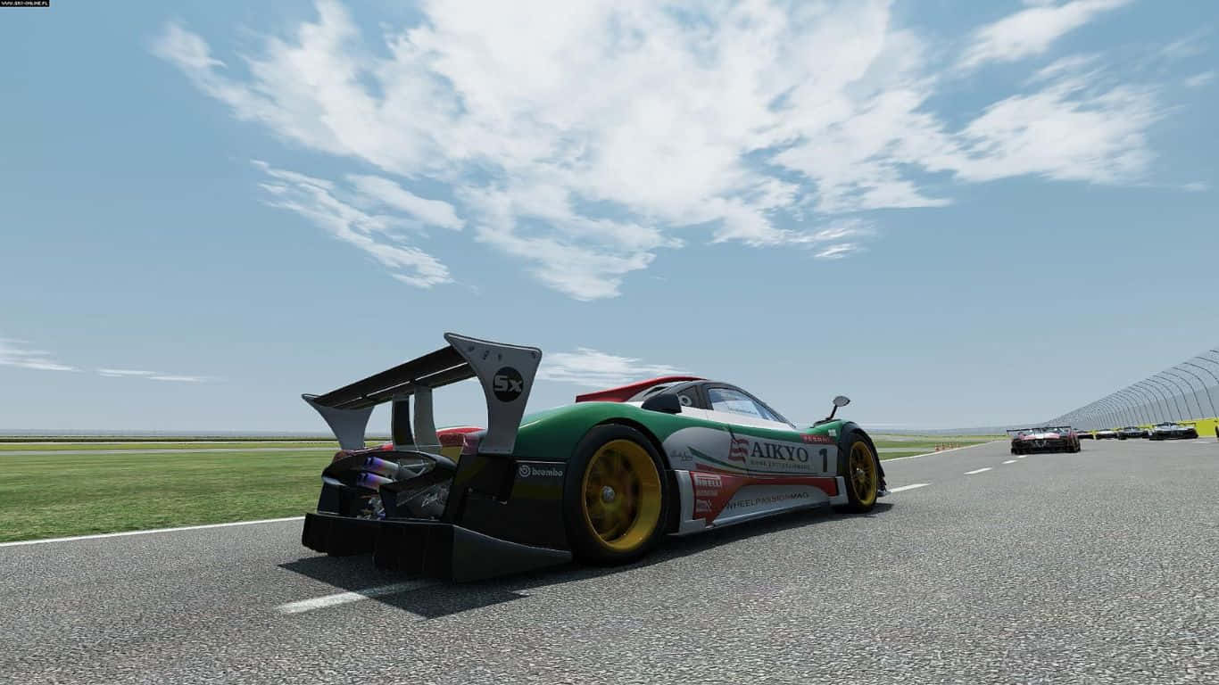1366x768 Project Cars 桌布 壁紙 — 一輛綠色和白色的賽車，帶有黃色輪子，在部分多雲的天空下，沿著陽光普照的賽道飛馳。