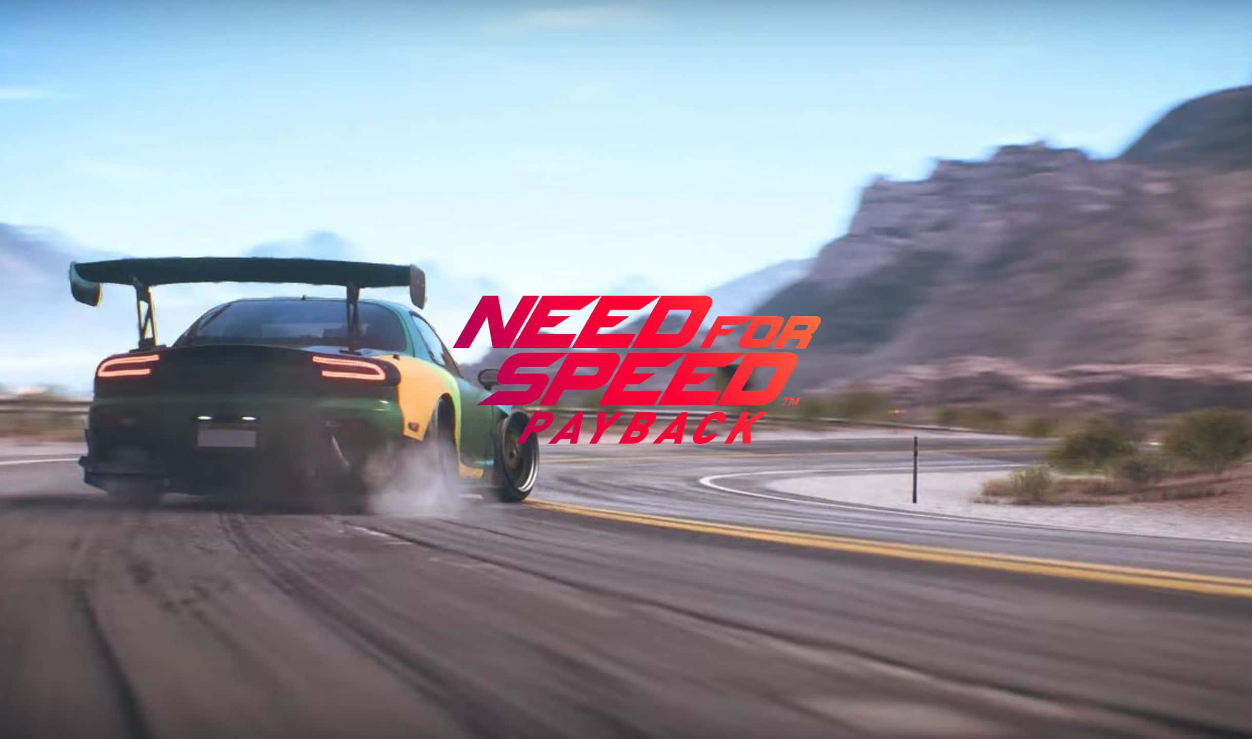 2440x1440 Need For Speed Payback 桌布 壁紙 — 一輛綠色和黃色的賽車在沙漠彎道漂移，輪胎冒煙，藍天白雲。