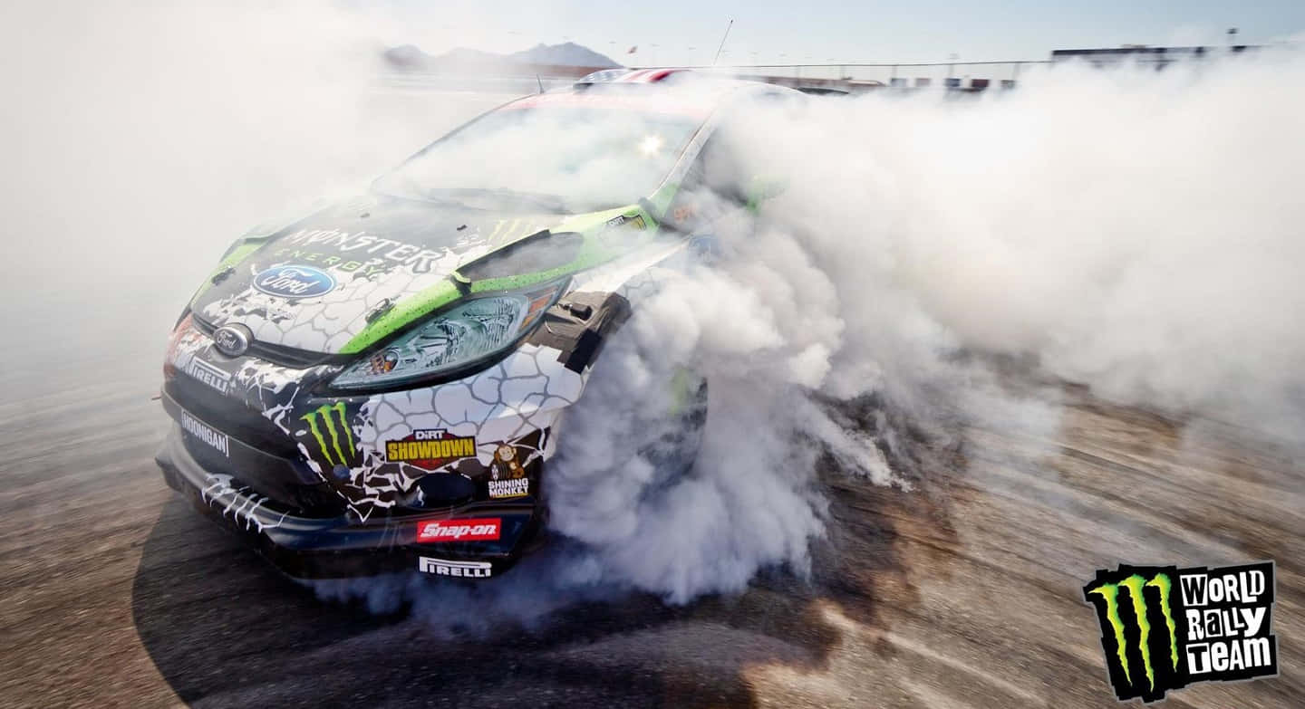 1440p Dirt Showdown 桌布 壁紙 — 一輛綠色和黑色的拉力賽車在塵土飛揚的賽道上劇烈甩尾，揚起濃厚的白煙。