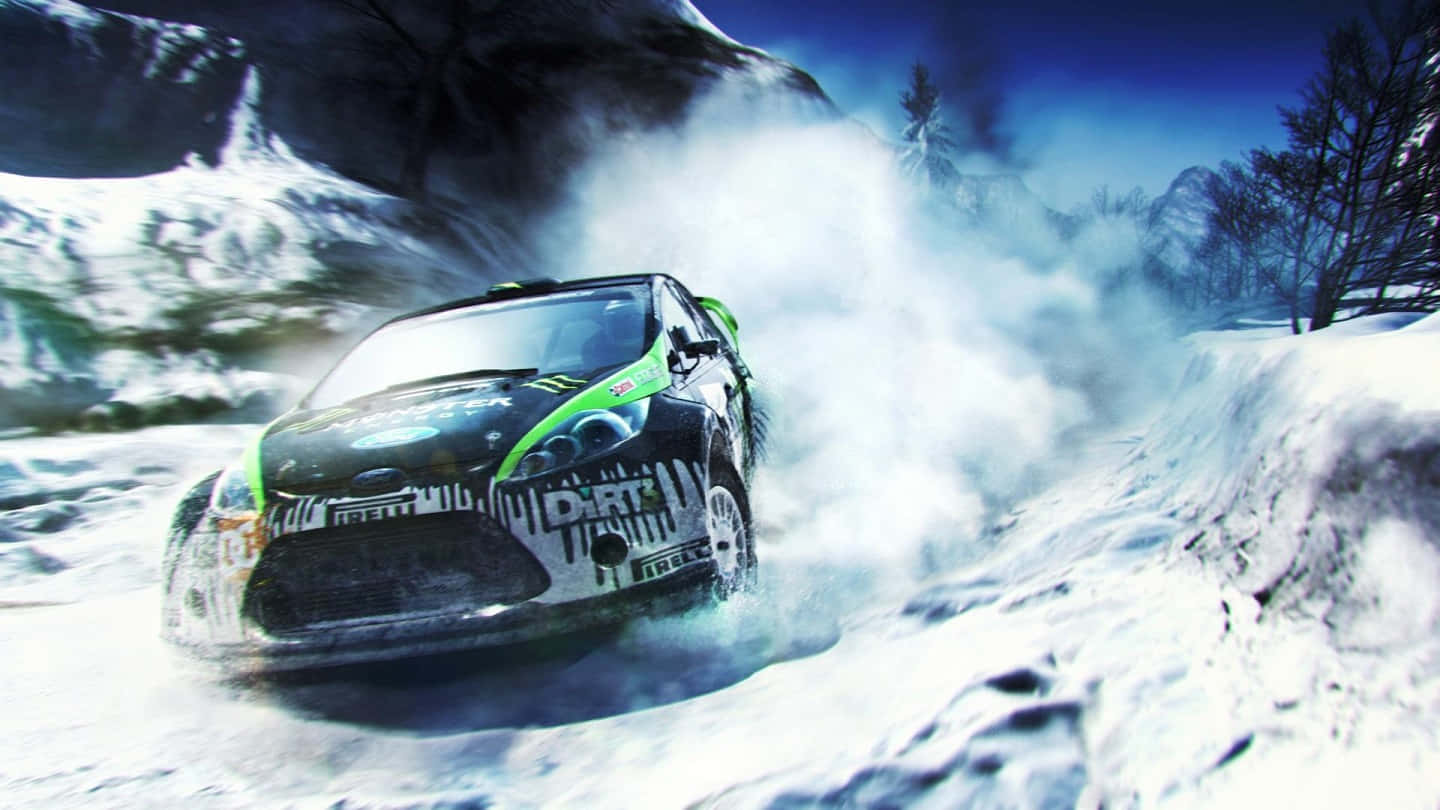 1440p Dirt Showdown 桌布 壁紙 — 一輛綠色和黑色的拉力賽車在深藍色天空下，在白雪覆蓋的山口疾馳，揚起雪花。