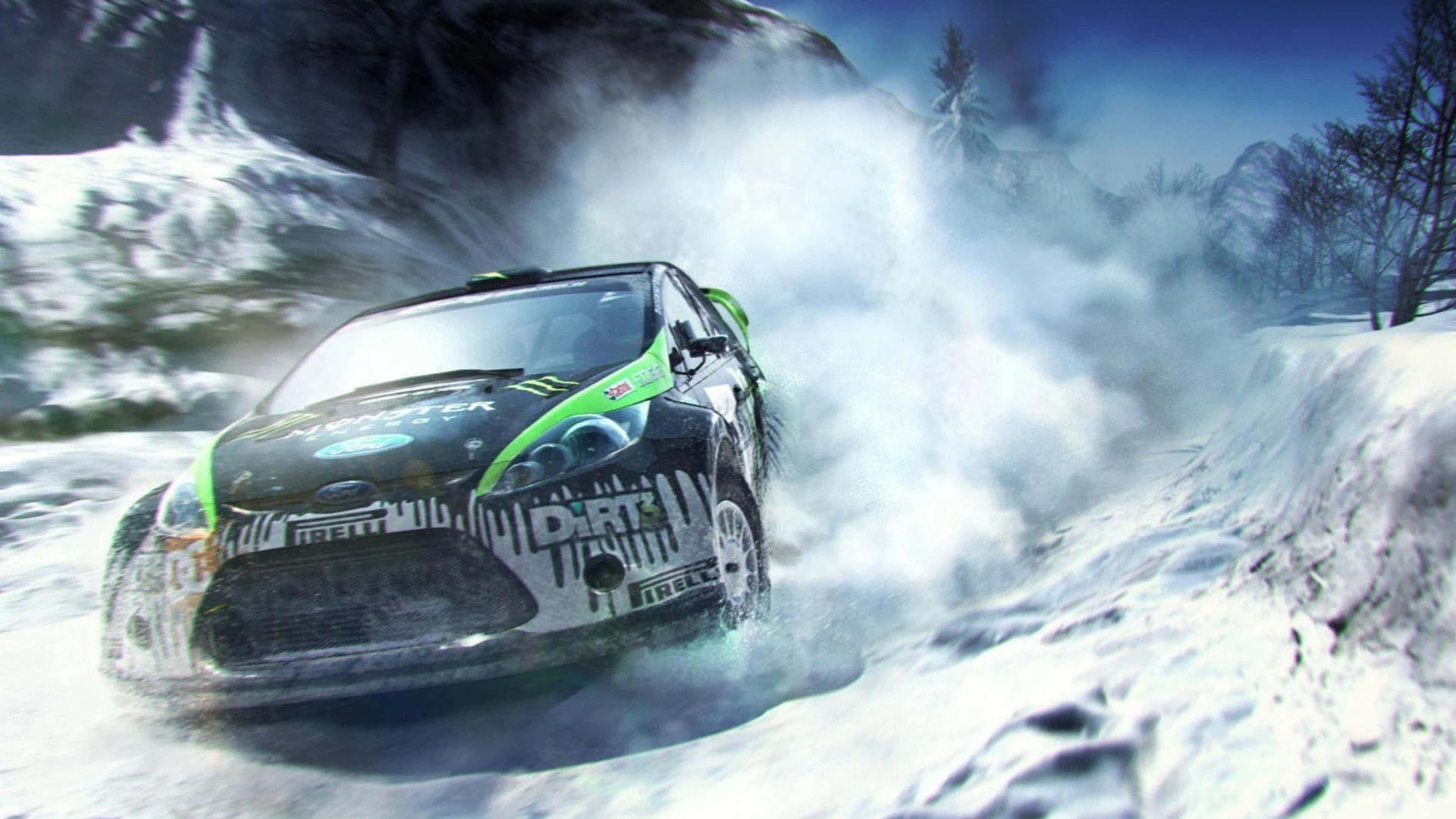 4K Dirt 3 桌布 壁紙 — 一輛綠色和黑色的拉力賽車在積雪的山口飛馳，揚起巨大的粉雪雲。