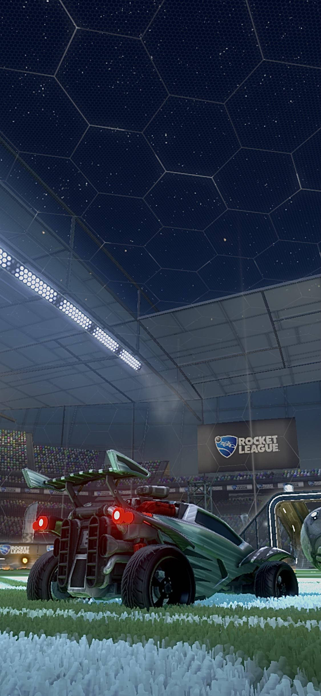 Rocket League iPhone 桌布 壁紙 — 一輛綠色火箭動力車，帶有發光的紅色尾燈，停在Rocket League競技場內一個星形六角穹頂下的雪地上。