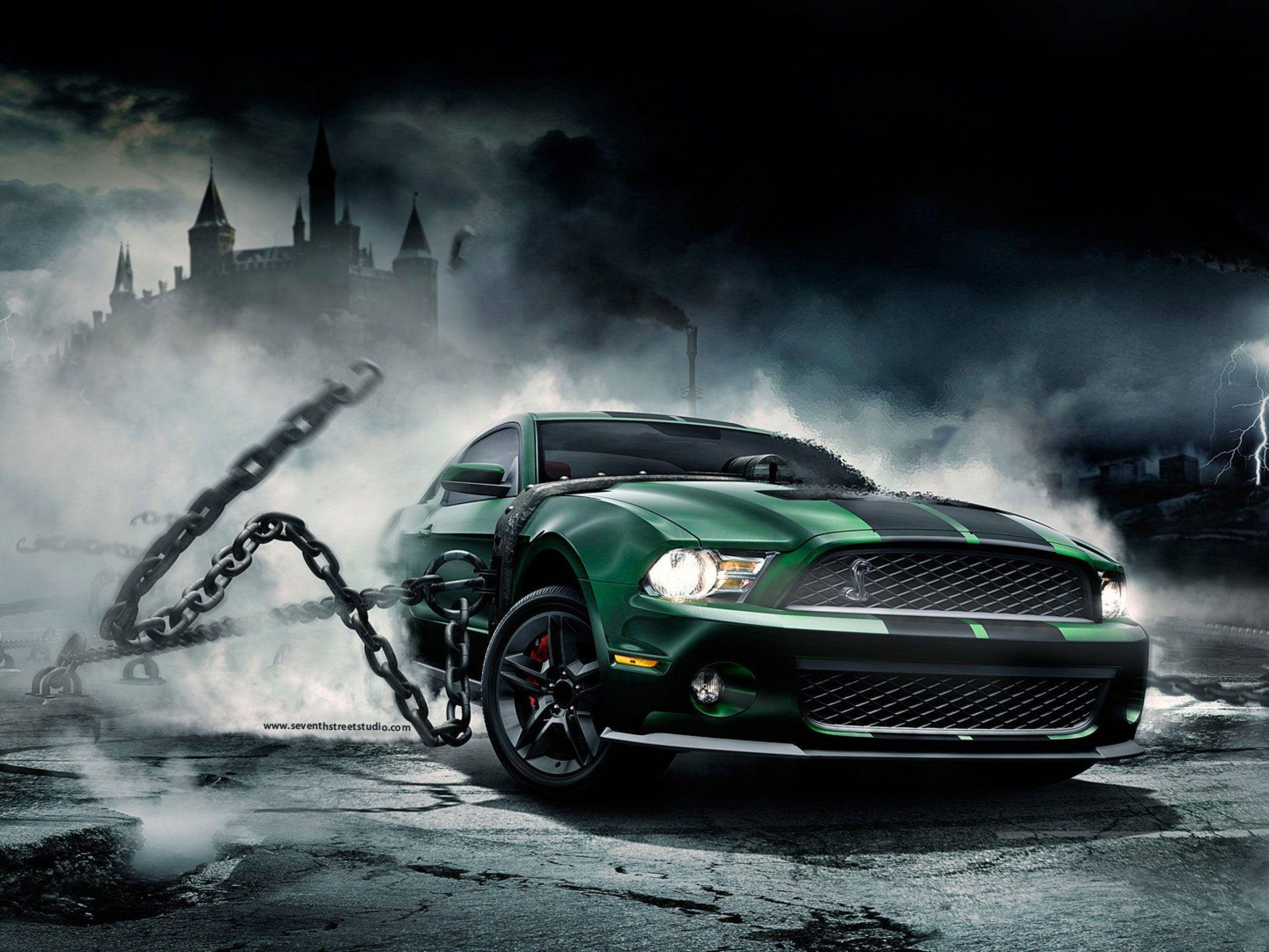 跑車 桌布 壁紙 — 一輛綠色福特野馬（Ford Mustang）帶著發光的頭燈衝破迷霧，一條巨大的鏈條纏繞著它，哥德式城堡在暴風雨背景中隱現。