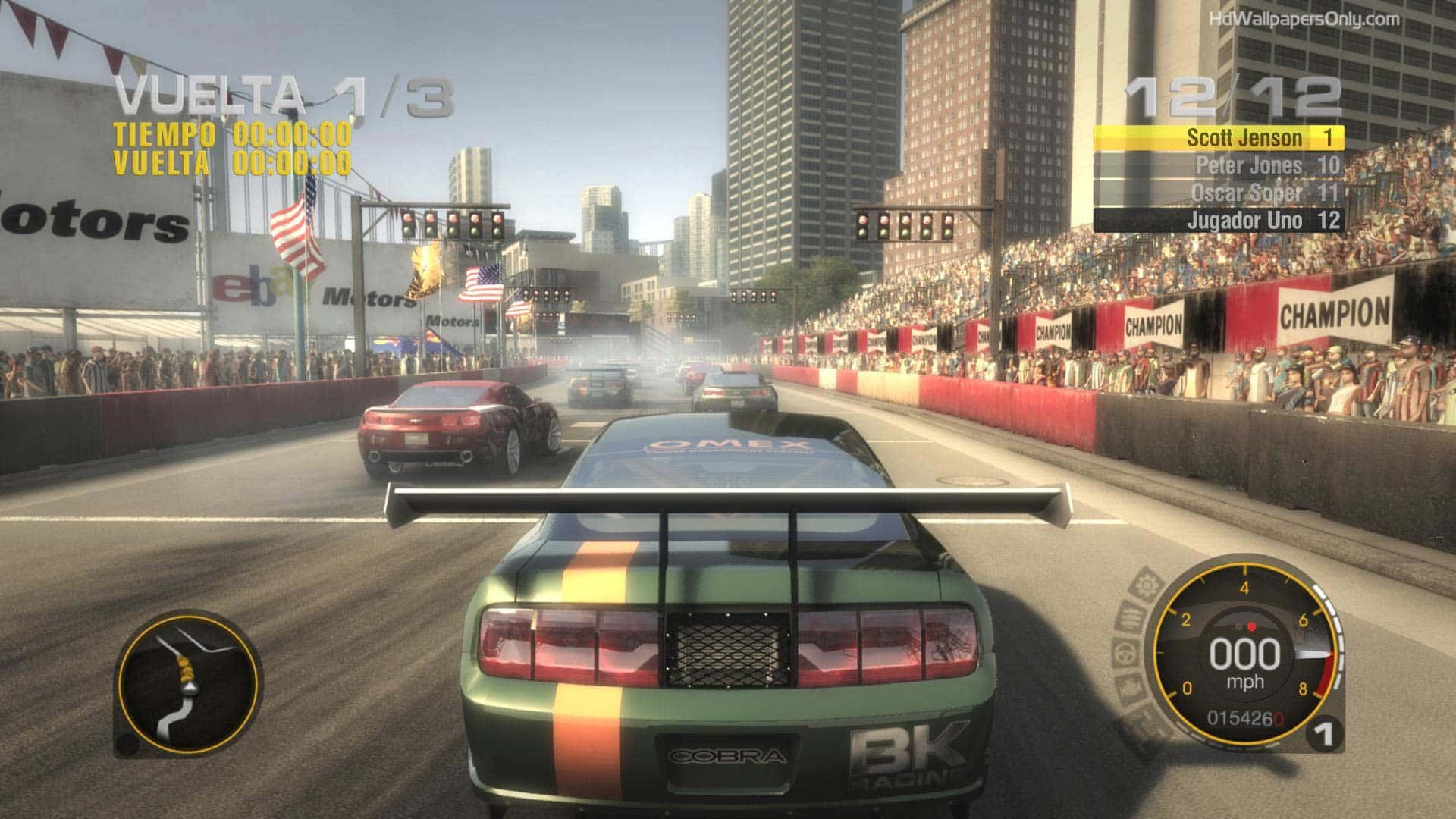 race car 桌布 壁紙 — 一輛綠色賽車在陽光普照的城市街道賽道上飛馳，人群歡呼，摩天大樓聳立。