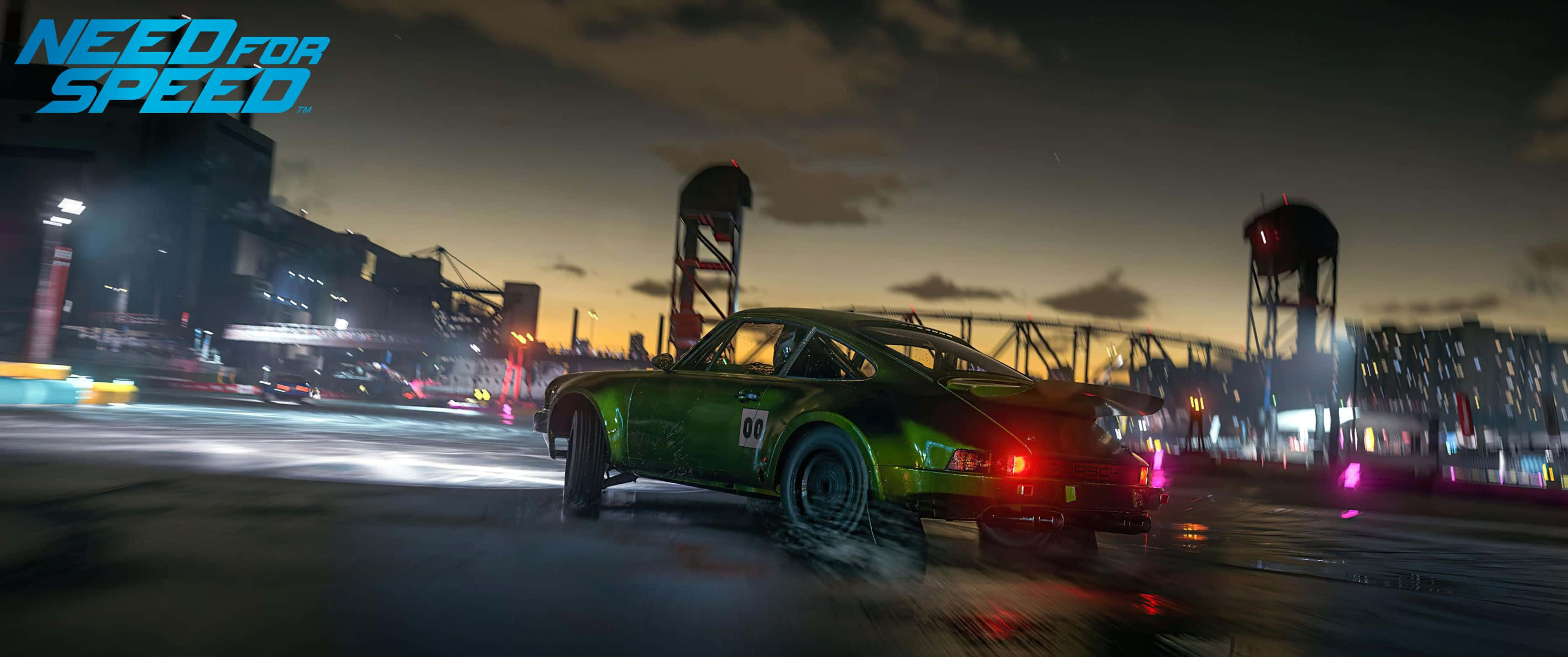 3440x1440p Need For Speed 桌布 壁紙 — 一輛綠色賽車在霓虹燈照亮的城市夜景中高速飛馳，帶有動態模糊和濕滑路面的倒影。