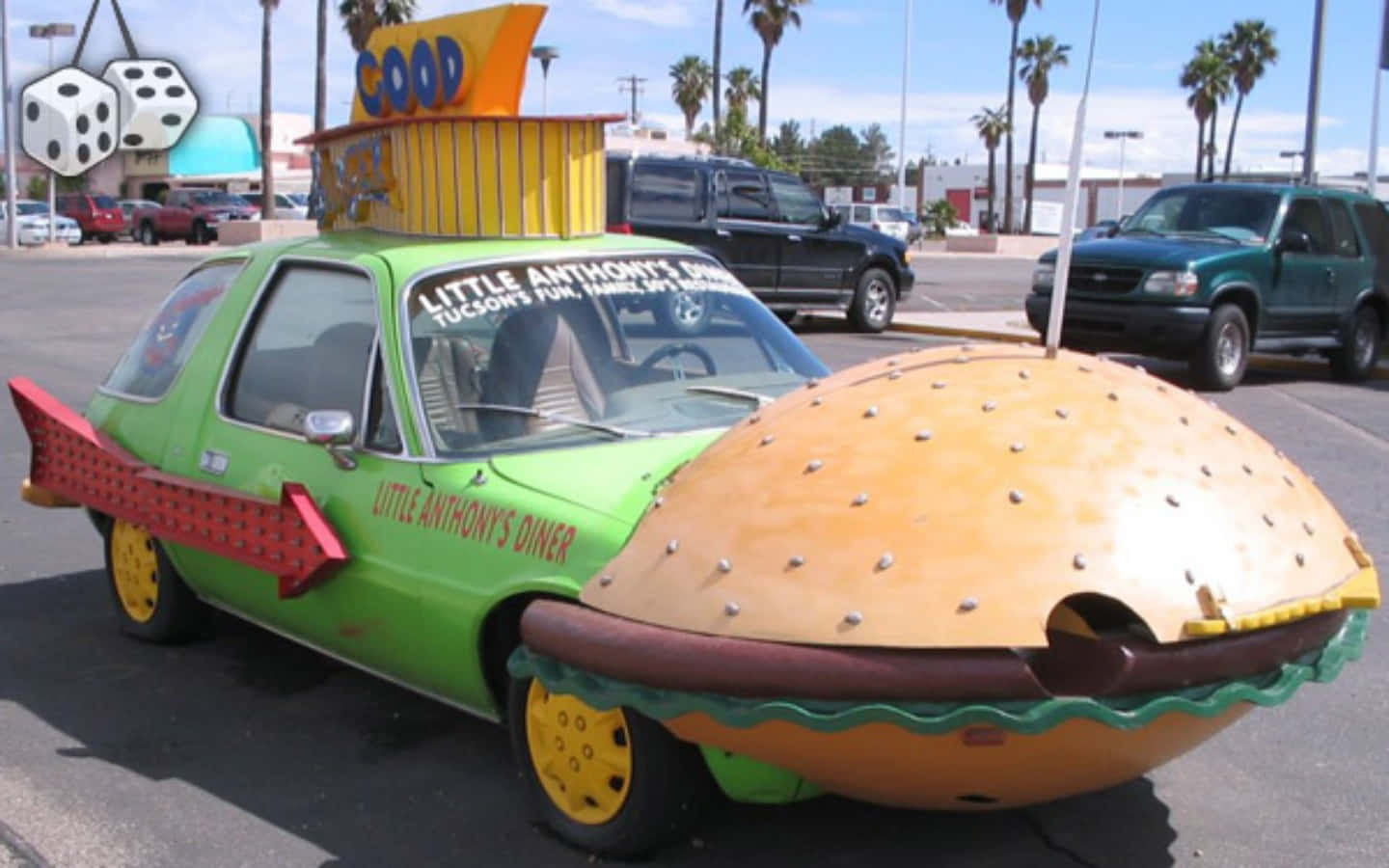 搞笑 桌布 壁紙 — 一輛綠色車身、形狀像巨型漢堡的汽車，帶有「Little Anthony's Diner」標誌，停泊在陽光明媚的沙漠地段。