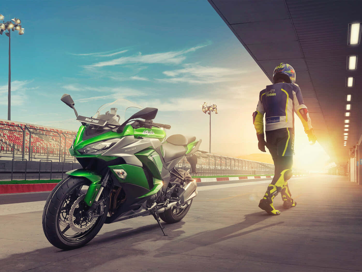 Kawasaki Desktop 桌布 壁紙 — 一輛綠色運動機車在夕陽光下閃閃發光，一名全副裝備的騎士正走向賽道明亮的眩光。