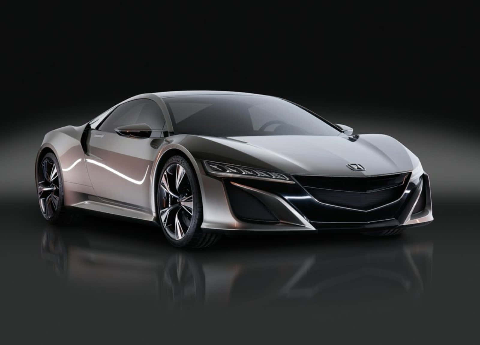 Honda Nsx 桌布 壁紙 — 一輛線條流暢的銀色跑車，帶有銳利的角度和發光的車頭燈，在攝影棚燈光下停在反光的深色表面上。