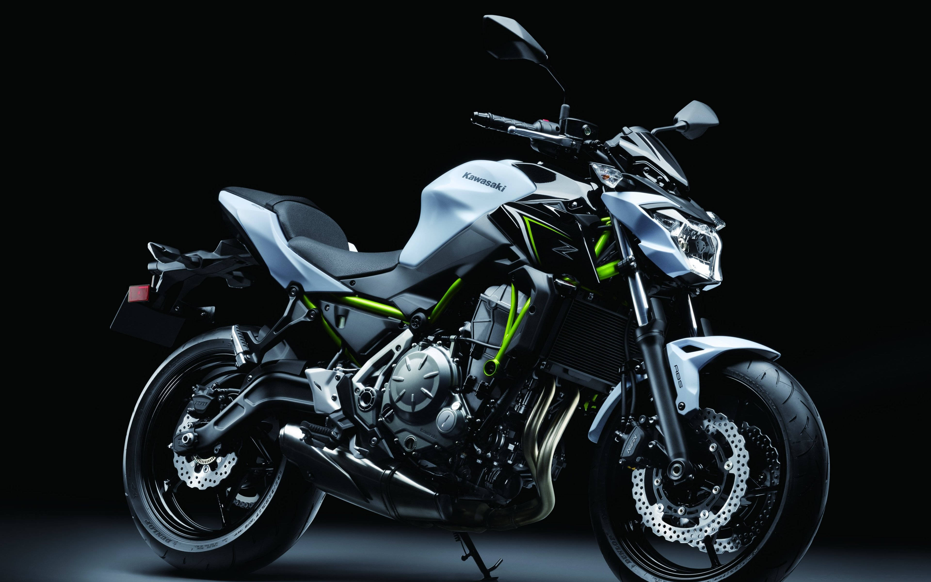 時尚銀綠色Kawasaki機車在攝影棚燈光下。 — 機車 壁紙