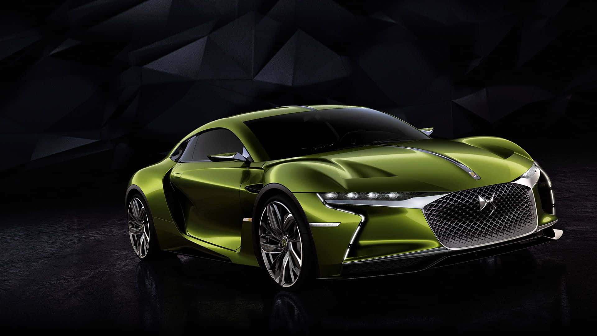 Ds Automobiles 桌布 壁紙 — 一輛線條銳利、車頭燈閃亮的時尚萊姆綠色跑車，矗立在深色幾何背景前。