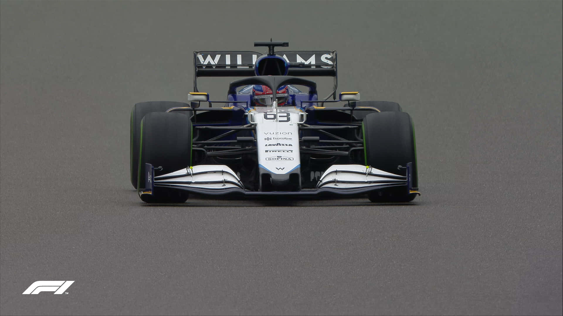 F1 2016 桌布 壁紙 — 一輛編號63的威廉斯一級方程式賽車在多雲的天空下在灰色賽道上疾馳。