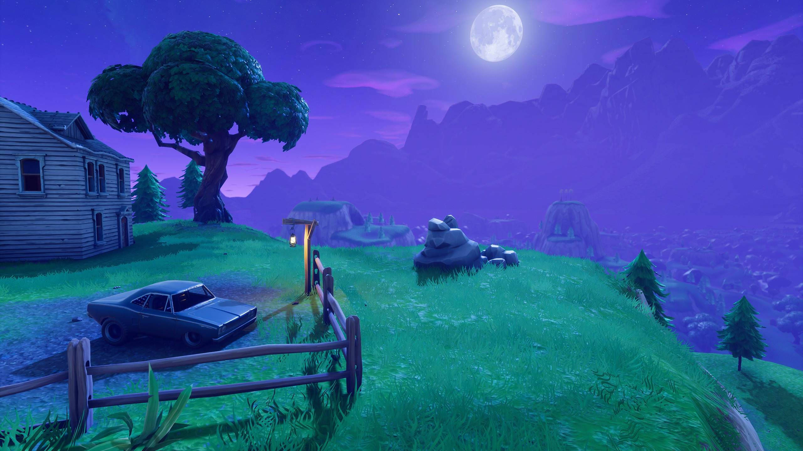 Fortnite 桌布 壁紙 — 一輛老爺車停在木柵欄旁，在發光的滿月下，背景是超現實的紫色景觀，有山脈和一棵孤樹。