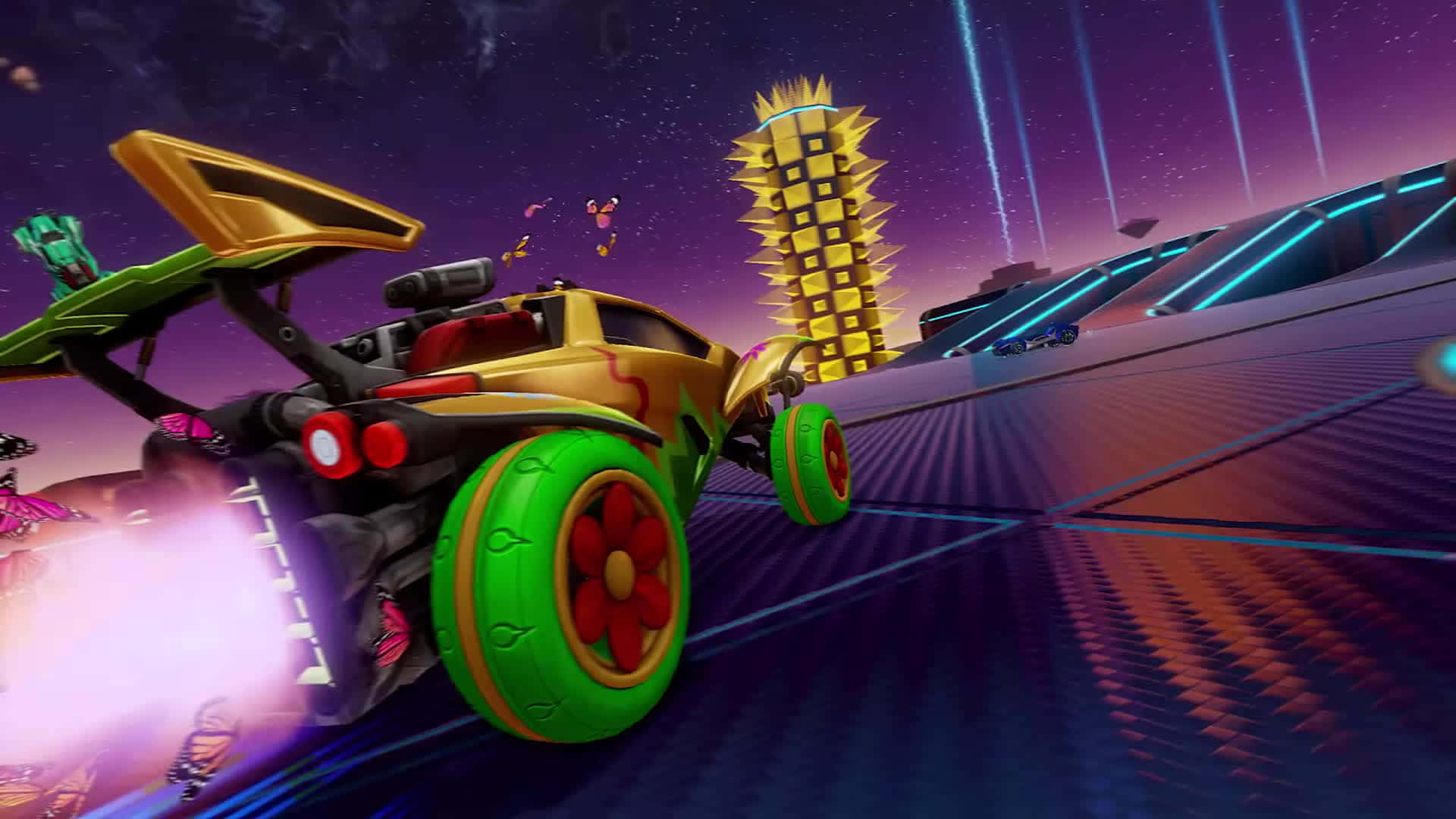 火箭聯盟 桌布 壁紙 — 一輛色彩鮮豔的卡通賽車，綠色車輪和金色車身，在星光燦爛的紫色天空下，沿著發光的未來賽道疾馳。