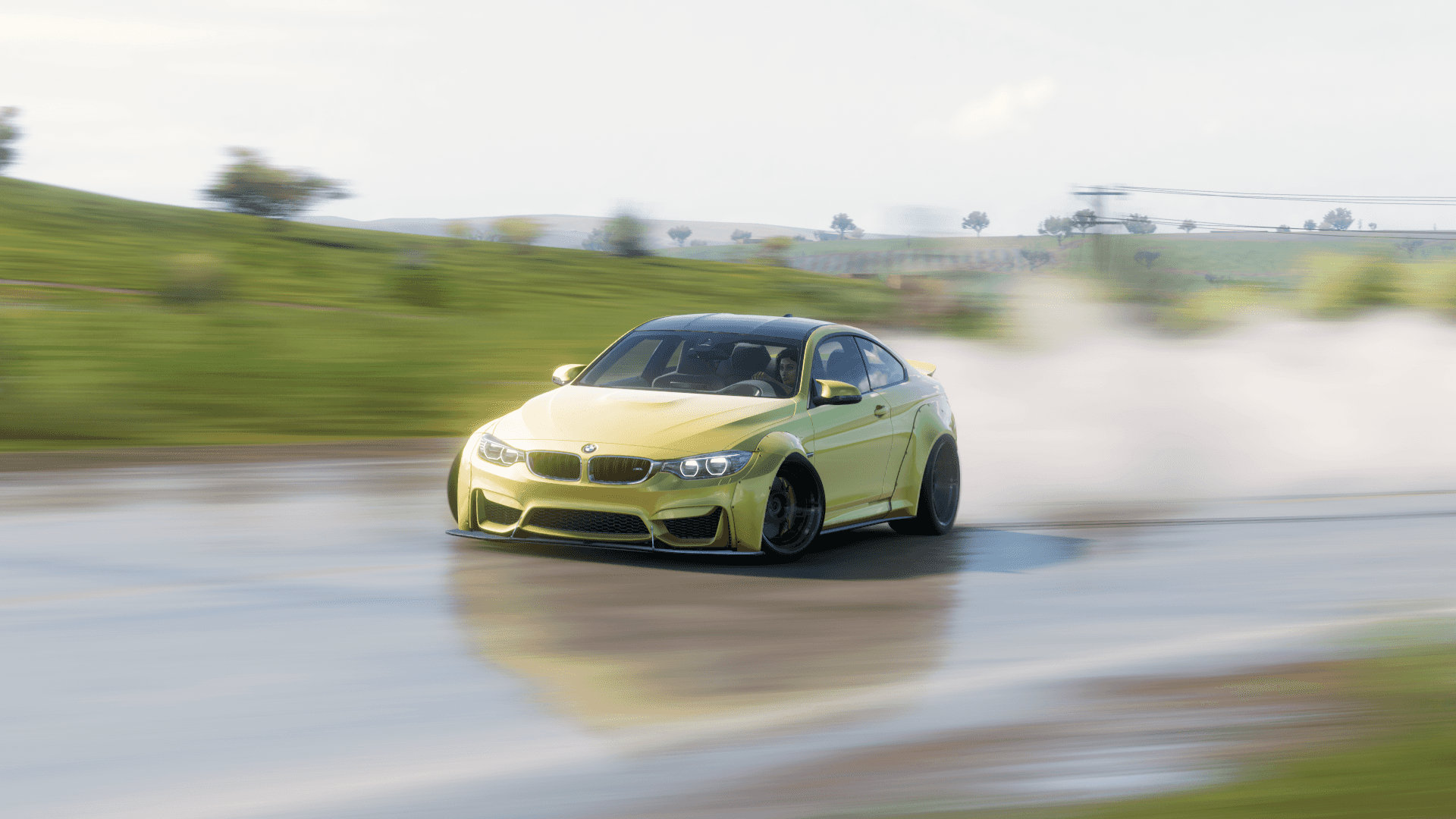 Forza 4 桌布 壁紙 — 一輛萊姆綠色的BMW M3在潮濕的道路上橫向飄移，揚起白煙，背景是模糊的綠色山坡。