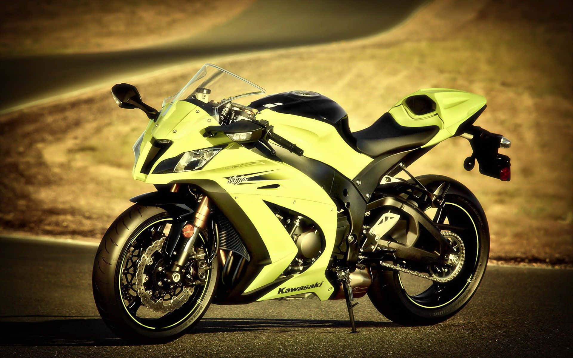 Superbike 桌布 壁紙 — 一輛萊姆綠色的川崎運動型機車停泊在蜿蜒的道路上，伴隨著溫暖的金色光線。