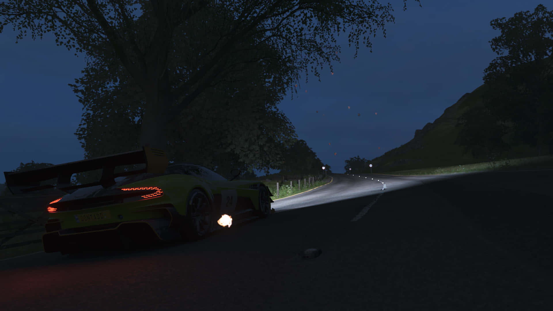 1920x1080 Forza Horizon 4 桌布 壁紙 — 一輛萊姆綠色的賽車帶著發光的尾燈，在夜晚停在一條黑暗蜿蜒的道路上，樹下。