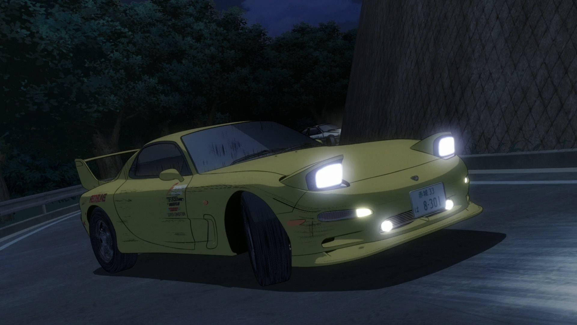 Initial 桌布 壁紙 — 一輛萊姆綠色的馬自達RX-7在夜間彎道飄移，車頭燈照亮黑暗的樹林道路。