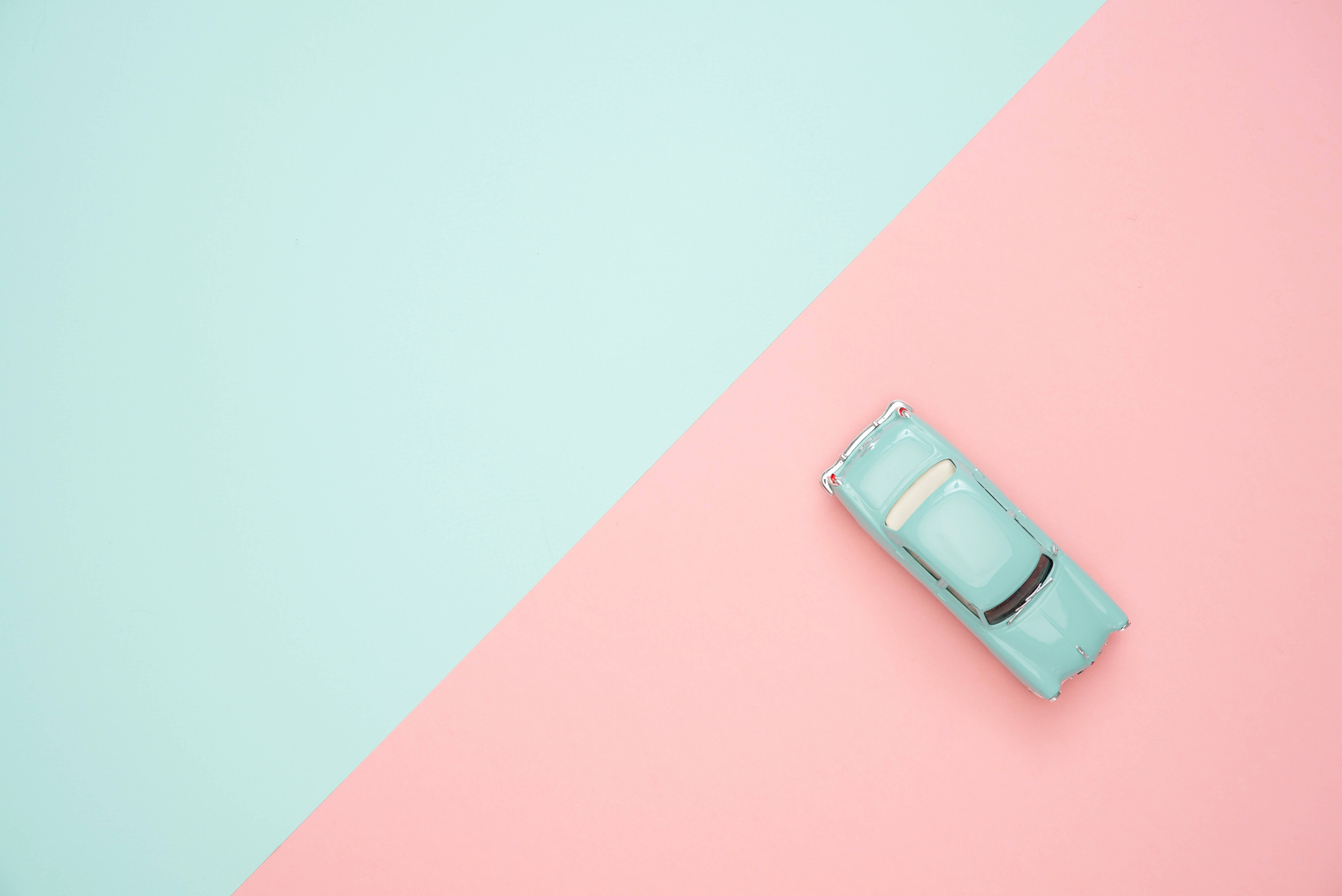 cute pastel colors 桌布 壁紙 — 一輛薄荷綠復古車模型放置在青綠色和粉紅色分割的粉彩背景上。