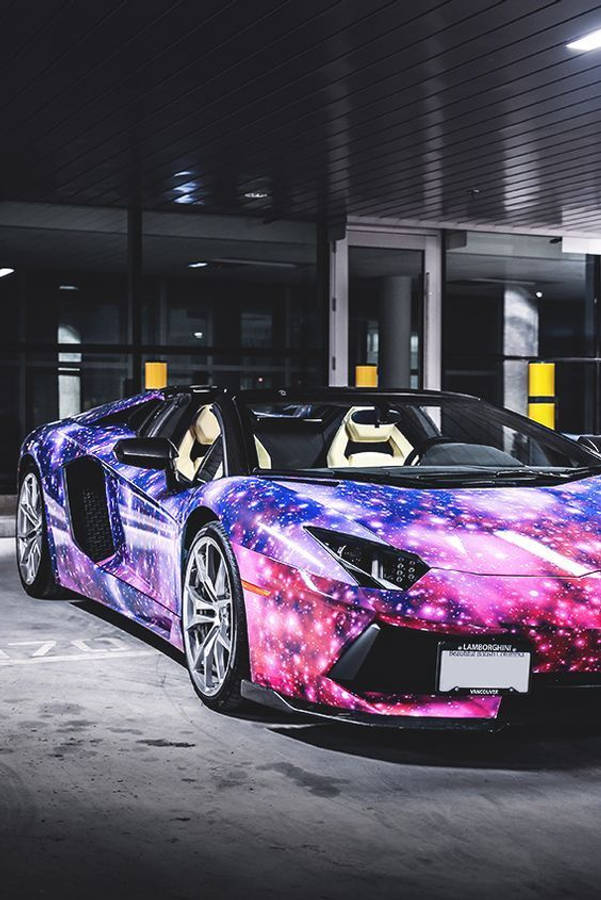 蘭博基尼 桌布 壁紙 — 一輛藍寶堅尼 Aventador 敞篷跑車，帶有鮮豔的銀河貼膜，停放在現代化室內車庫中，在人工照明下。