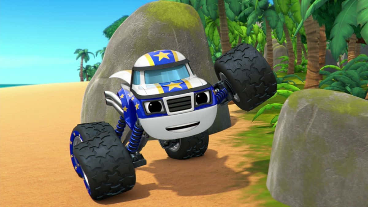 Blaze And The Monster Machines 桌布 壁紙 — 一輛藍白星星主題的怪獸卡車配備大輪胎，站在沙灘上，靠近岩石和棕櫚樹，天空晴朗。