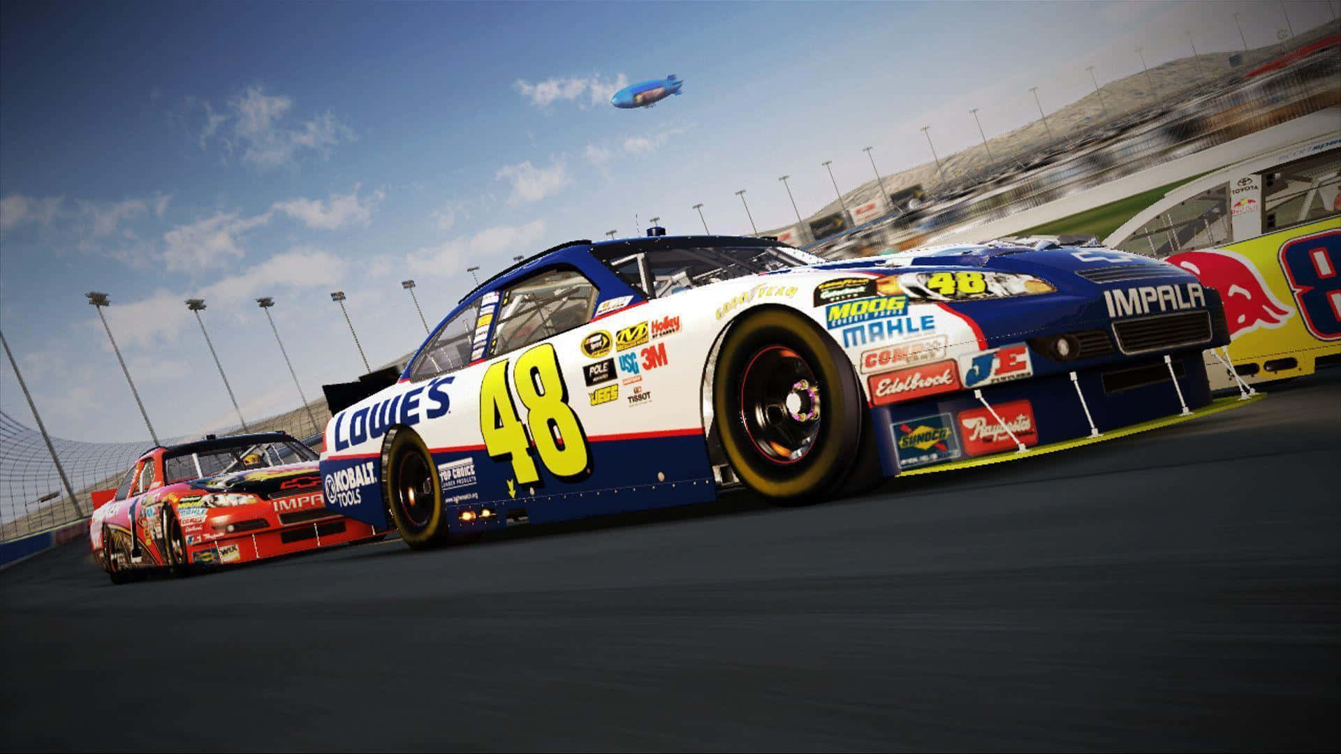 nascar 桌布 壁紙 — 一輛藍白相間、編號48的NASCAR賽車在晴朗天空下的陽光賽道上超越紅色對手。