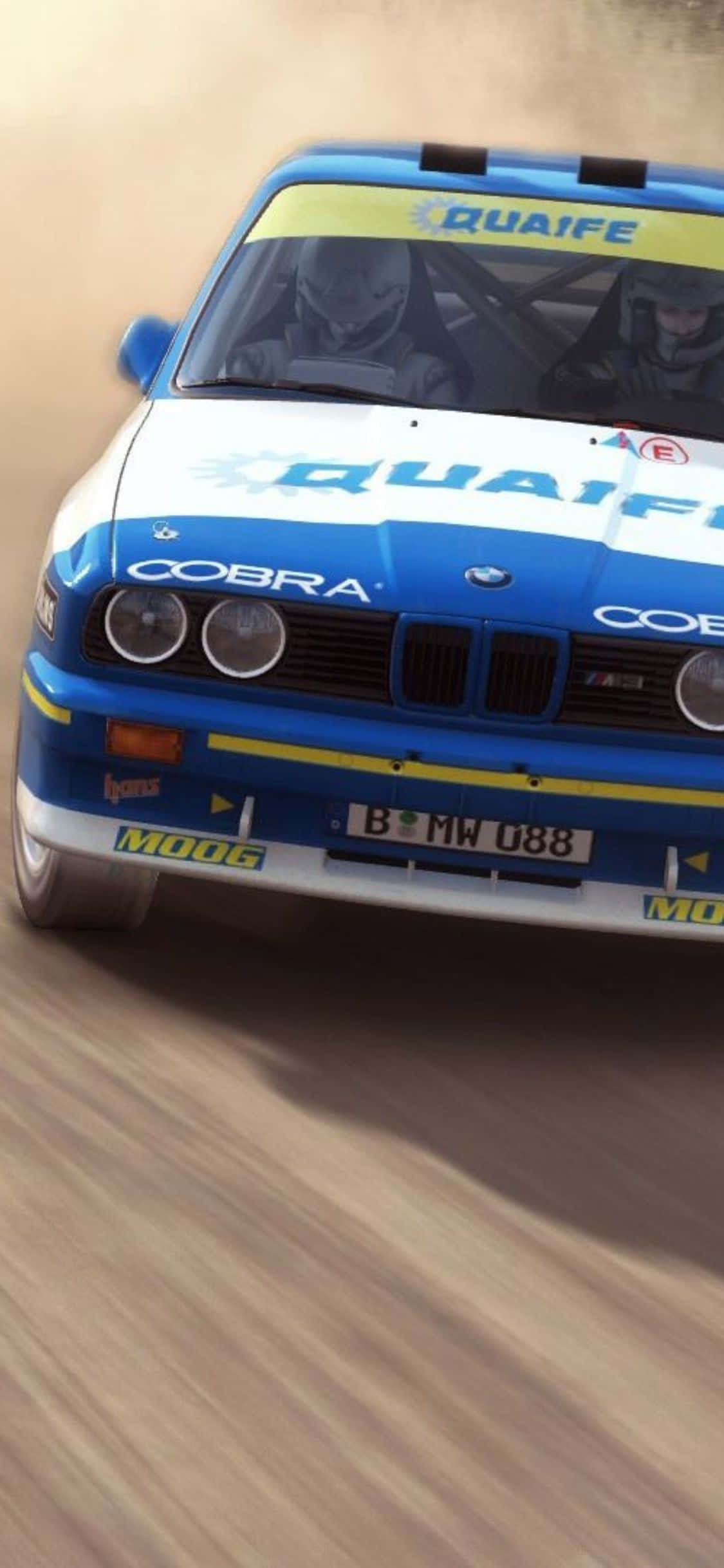 iPhone Xs Dirt Rally 桌布 壁紙 — 一輛藍白相間的BMW拉力賽車在塵土飛揚的地形中疾馳，帶有模糊的動態效果。