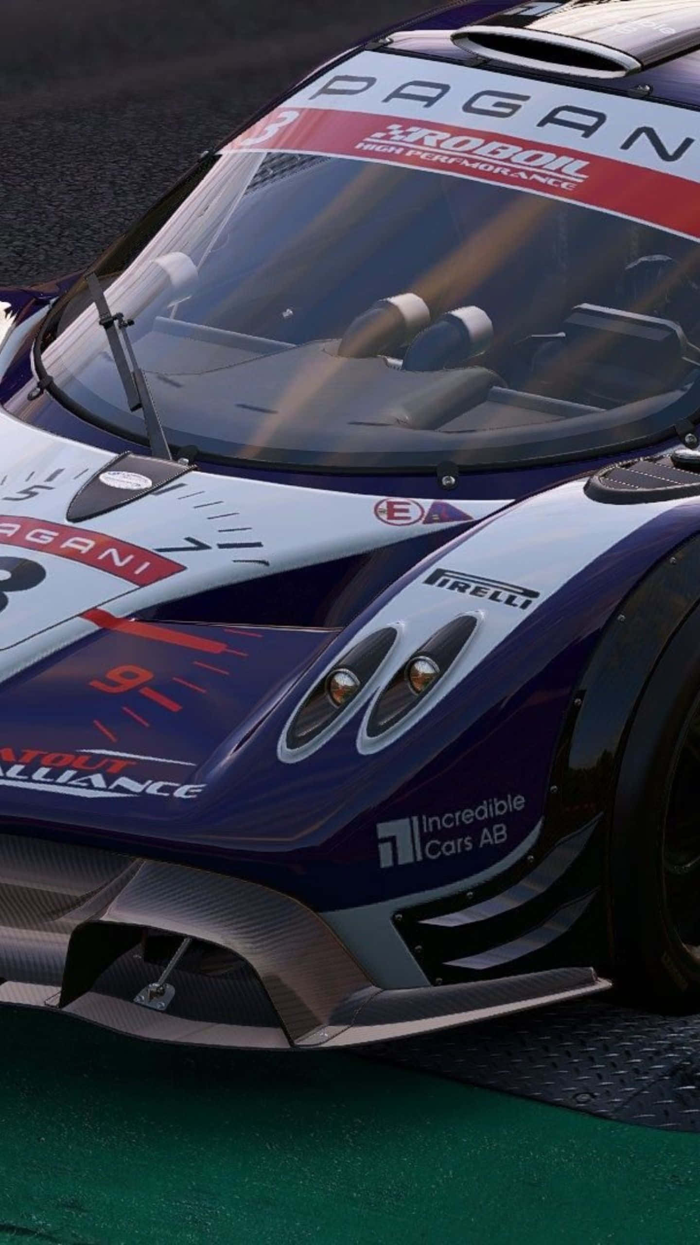 Android Project Cars 桌布 壁紙 — 一輛藍白相間的帕加尼賽車在綠色賽道表面上的特寫，帶有贊助商標誌。