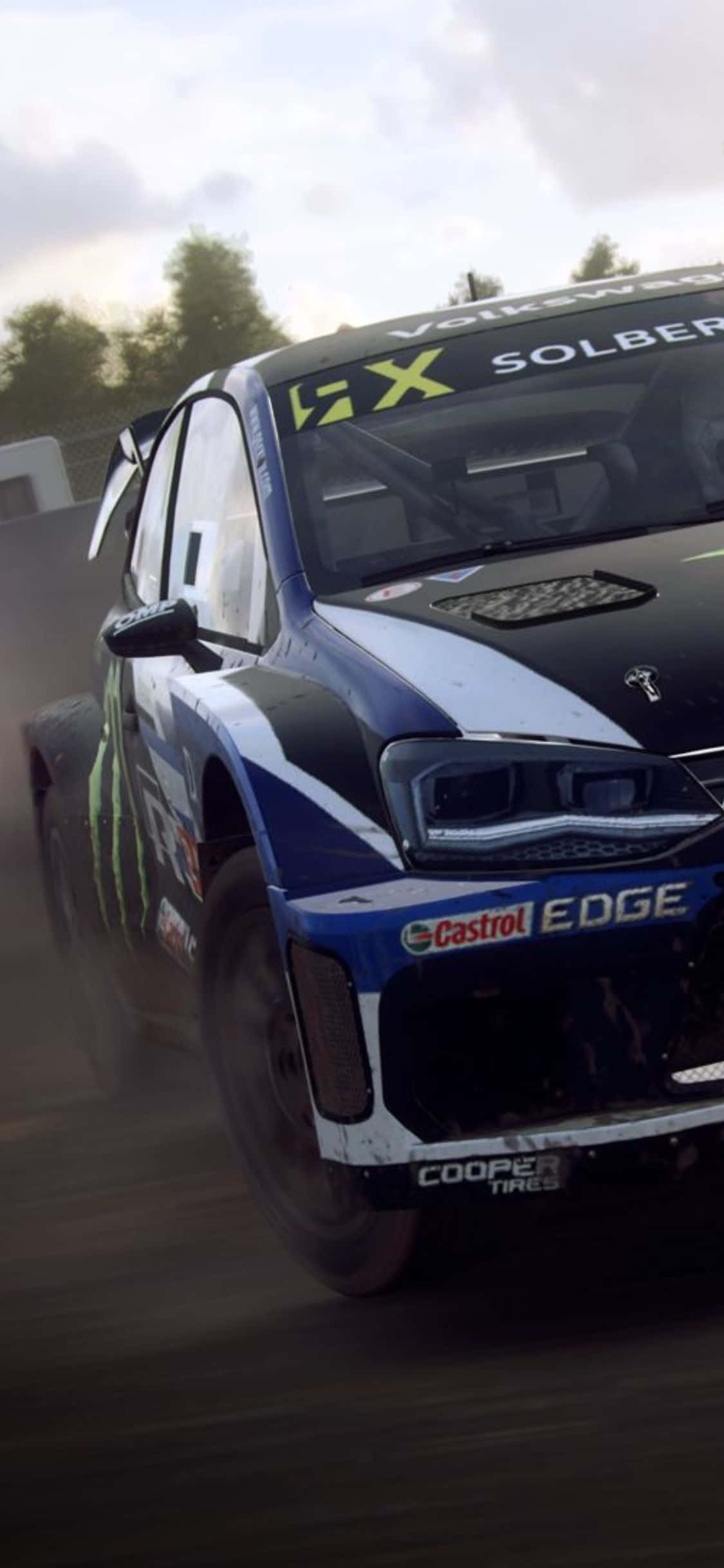 iPhone Xs Dirt Rally 桌布 壁紙 — 一輛藍白相間的拉力賽車在森林賽道上高速行駛，揚起灰塵，動態低角度拍攝。