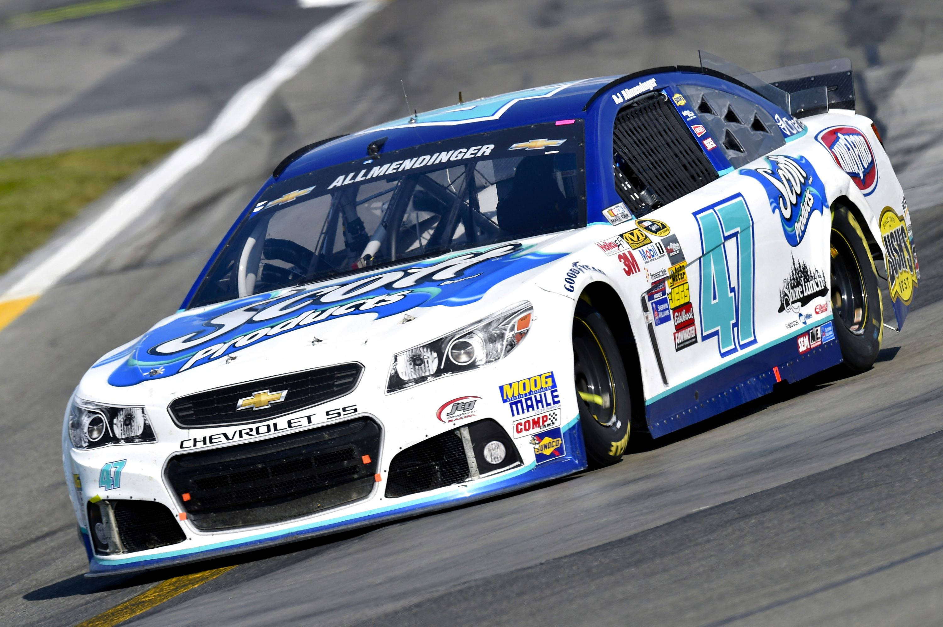 Chevrolet 桌布 壁紙 — 一輛藍白色的 #47 雪佛蘭 SS NASCAR 賽車在賽道上疾馳，可見輪胎煙霧和贊助商貼紙。