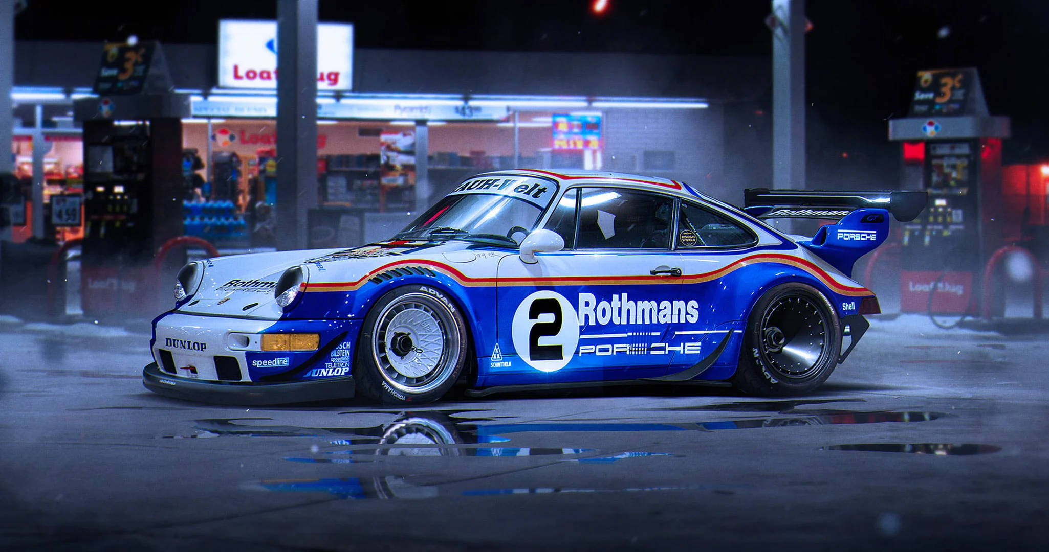 藍白色的 Rothmans Porsche 賽車停在一個有霓虹燈的雨夜加油站。