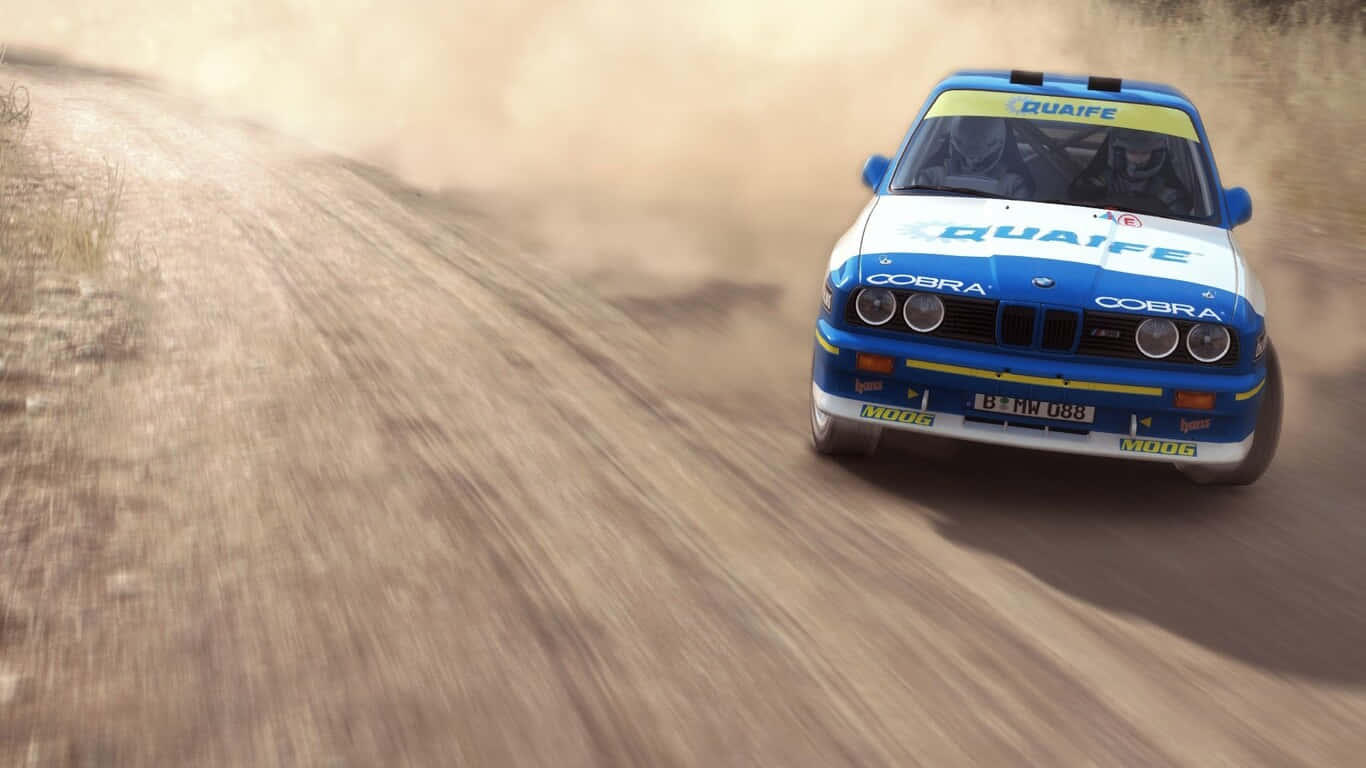 1366x768 Dirt Rally 桌布 壁紙 — 一輛藍白色的拉力賽車在塵土飛揚的泥路上飛馳，身後揚起濃厚的棕色塵埃。